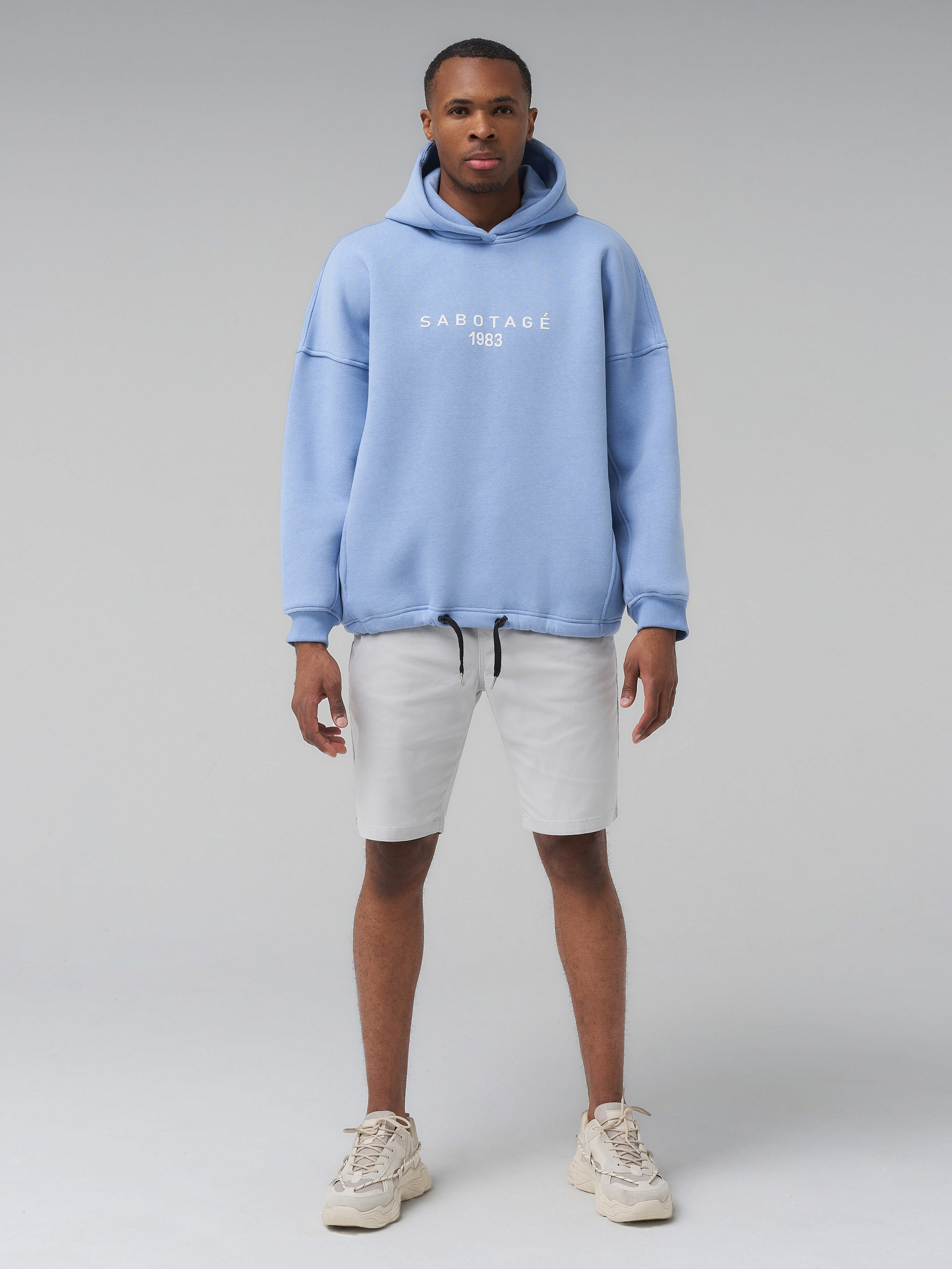 Оверсайз образы для маркетплейсов: студийные фото модели