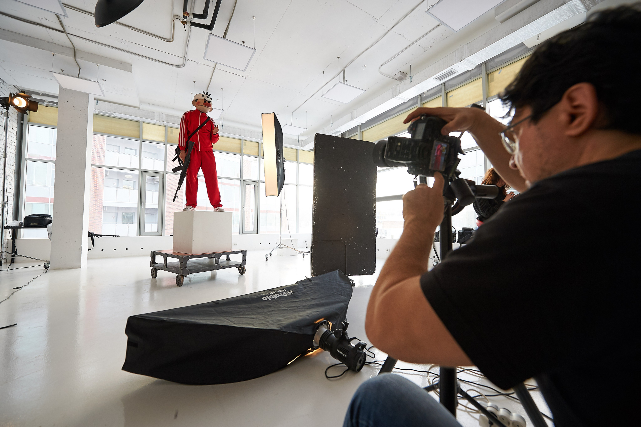 BACKSTAGE. Www.apowerstudio.com