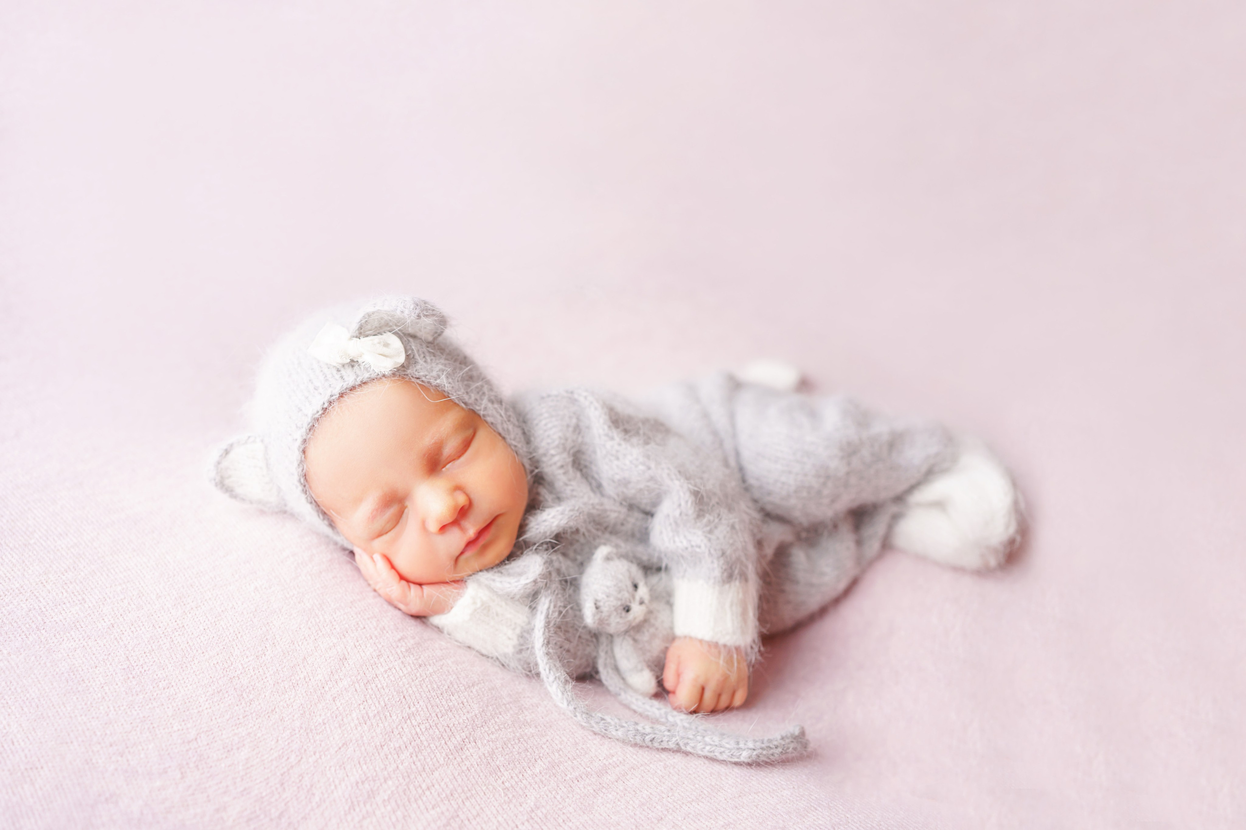 Мастерицы вяжут костюмчики из самых мягких и натуральных материалов, не вызывающих аллергию у малышочков