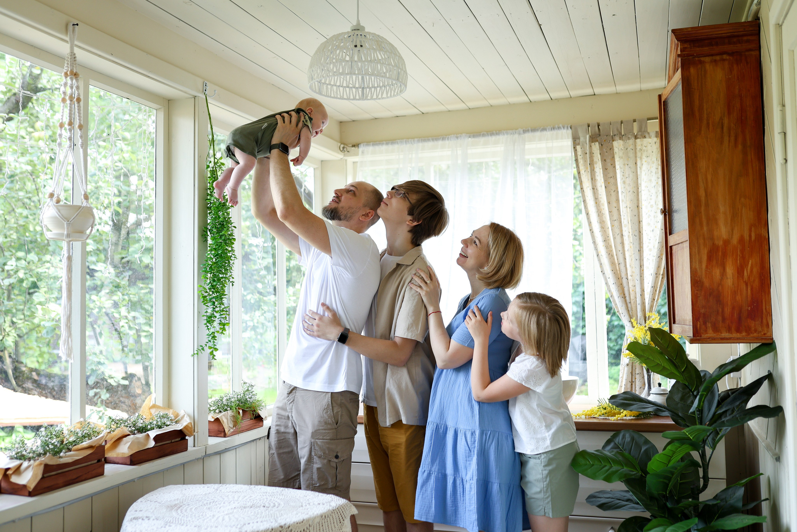 Семейная фотосессия в загородной студии. Фотограф в Железнодорожном и Балашихе