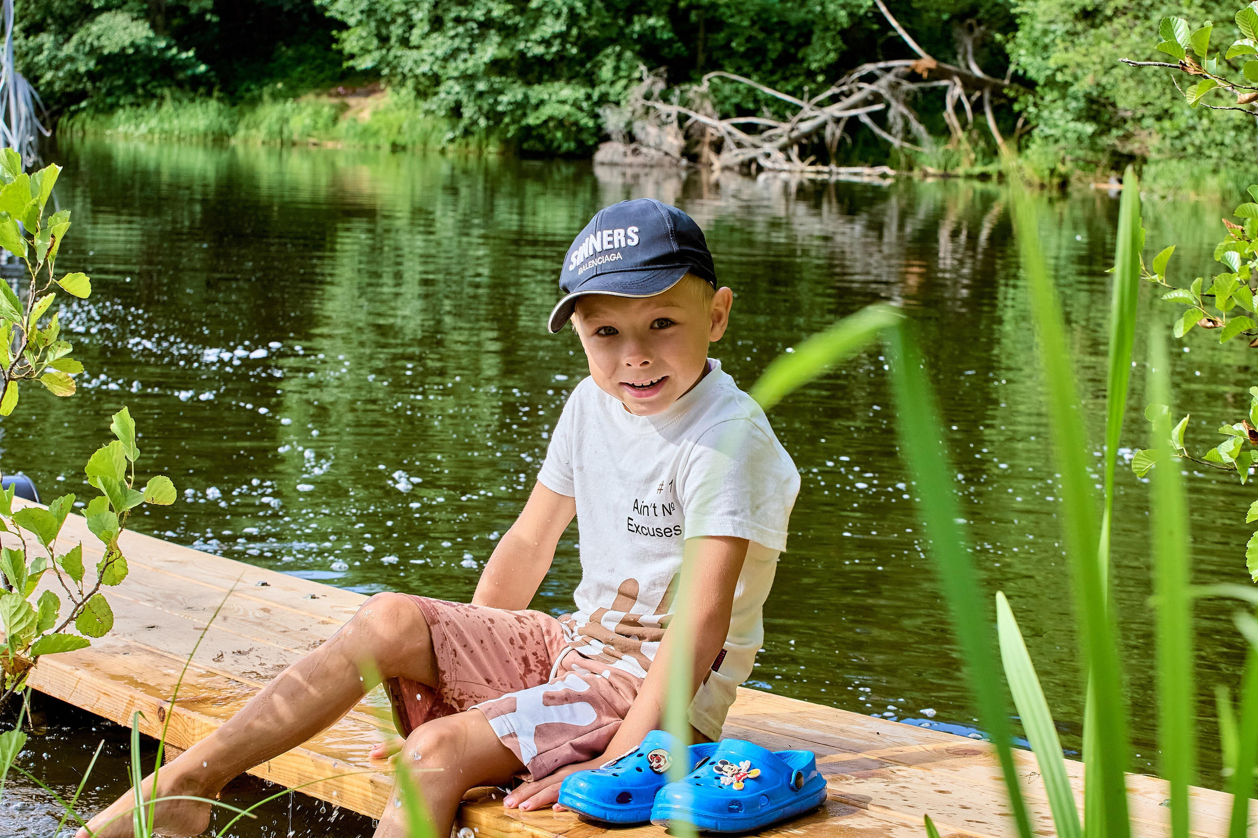 Семейная прогулка летом на озере