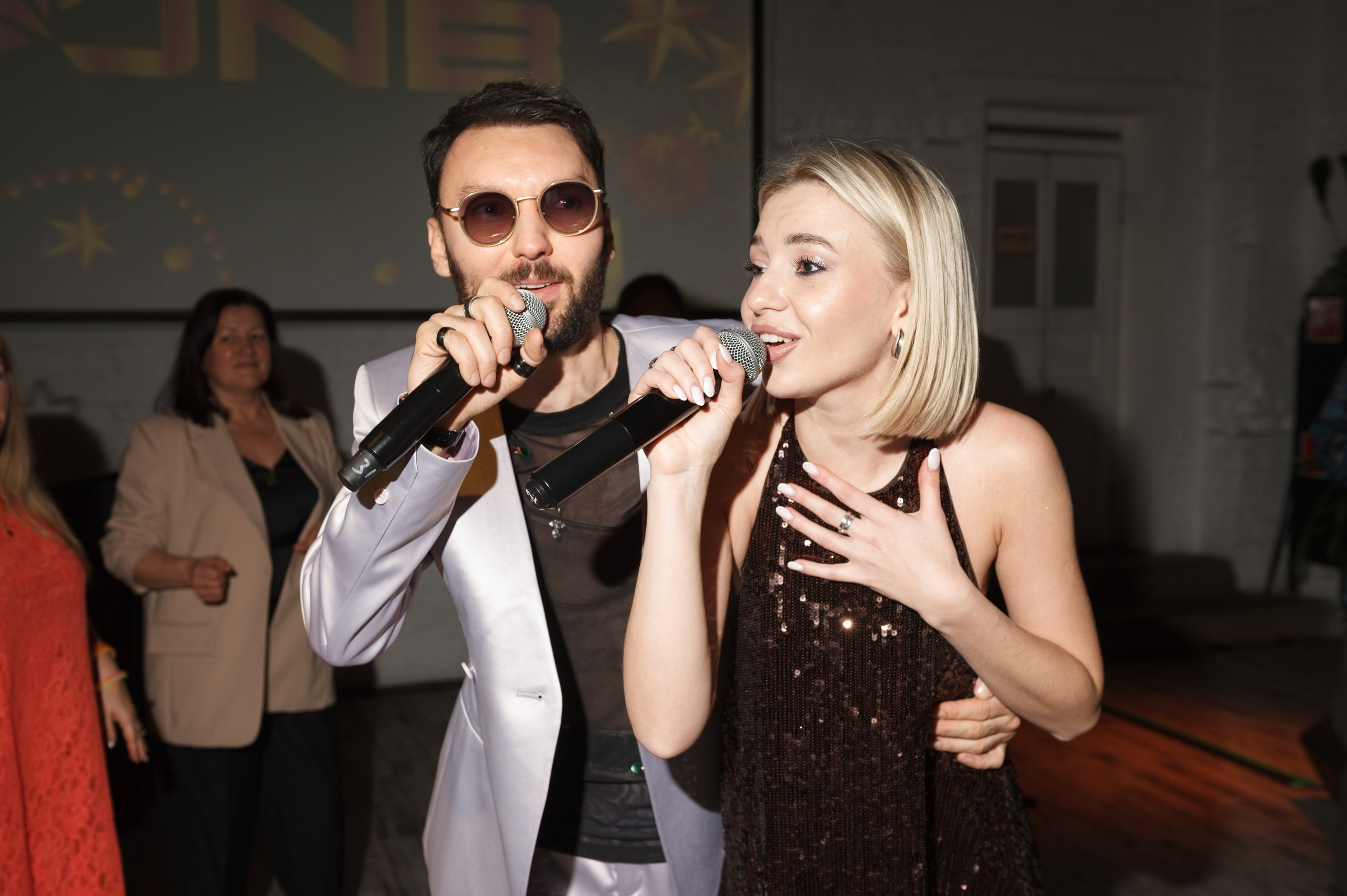 Новогодний корпоратив в стиле Неоновая вечеринка. Праздничное агентство ПИОН