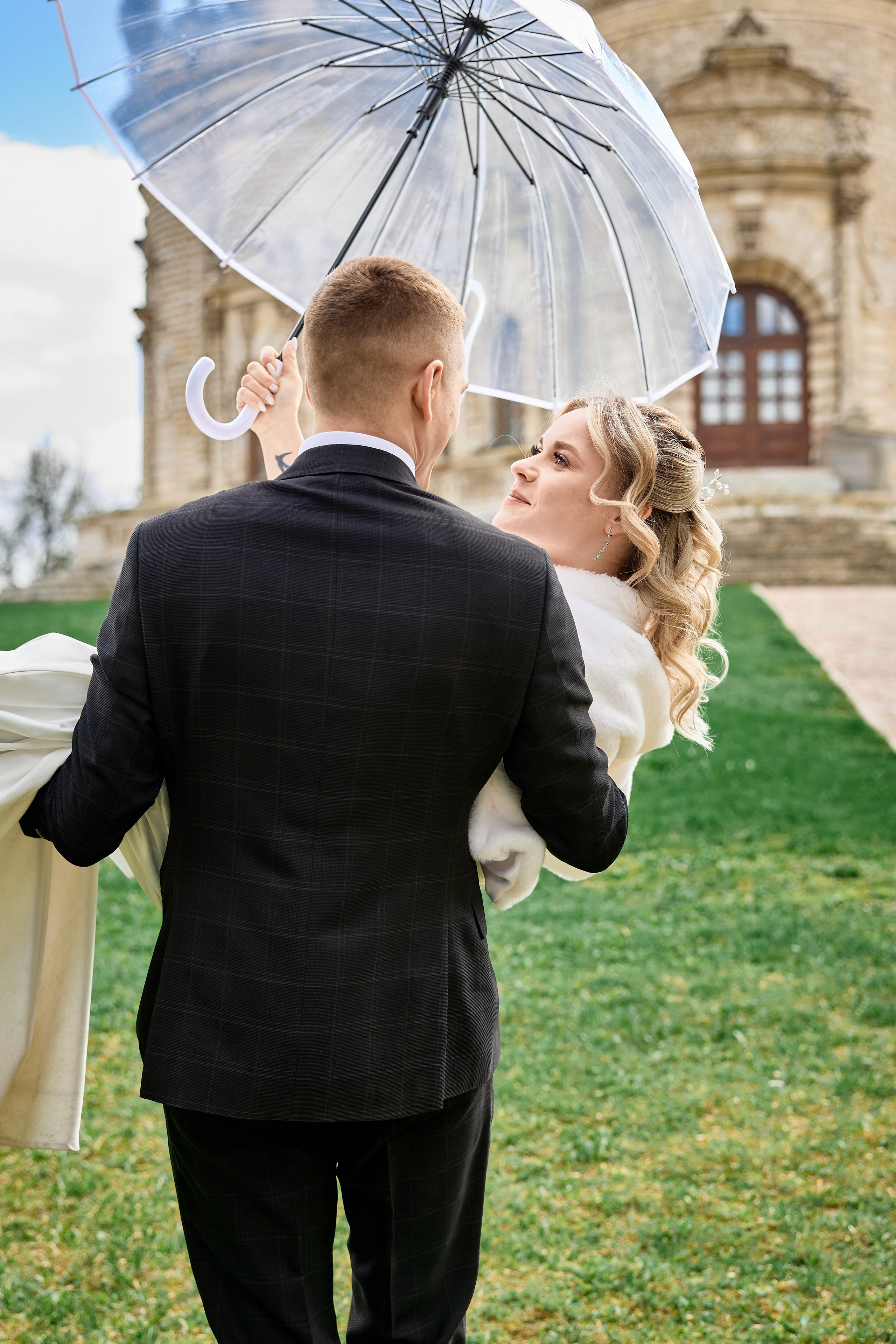 Свадебная прогулка с зонтом