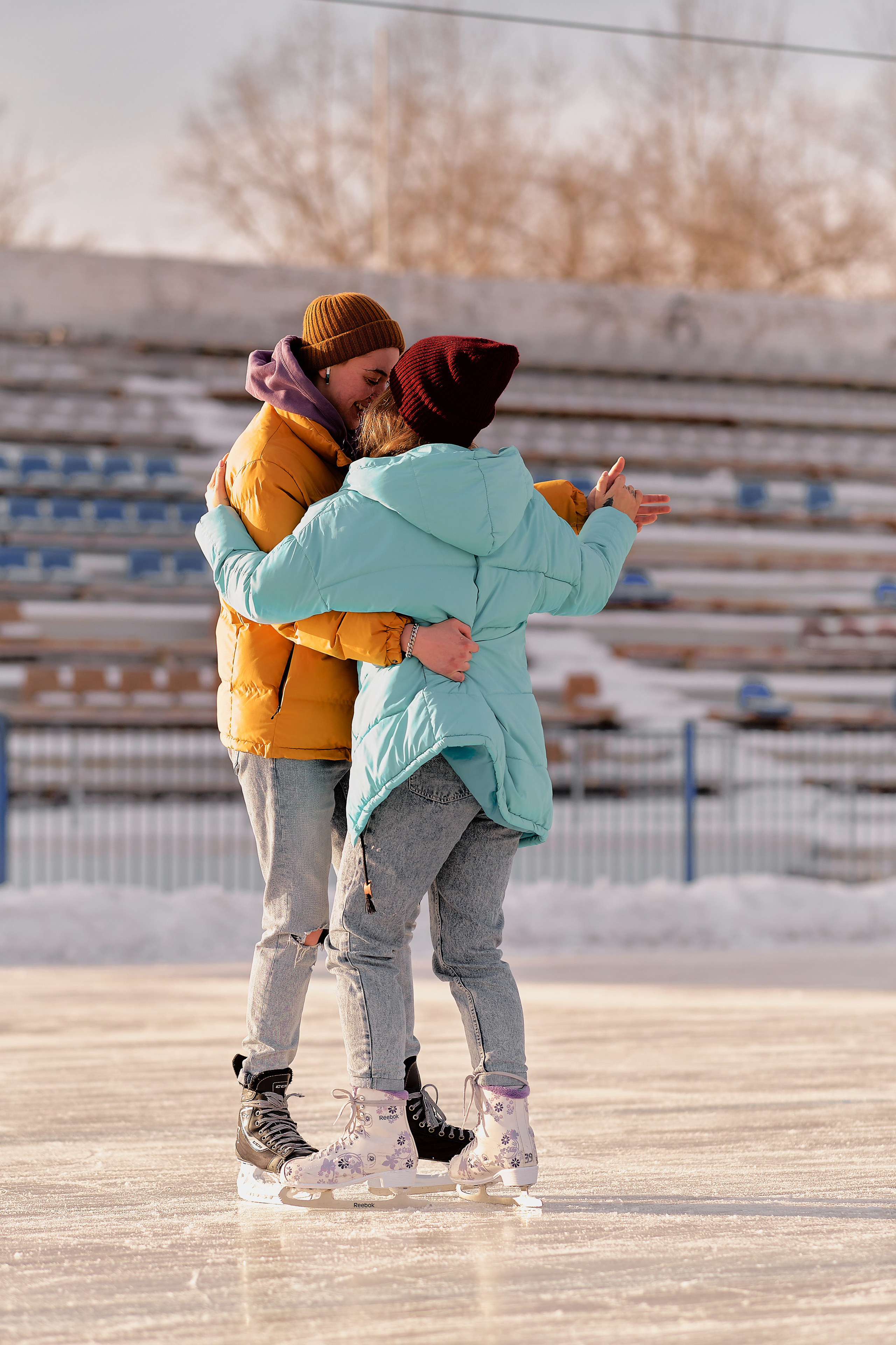 Анастасия и Сеня. Каток в Первом микрорайоне. Фотограф Хабаровск| Яна Золотова LifeStyle портрет, в ожидании, пары,