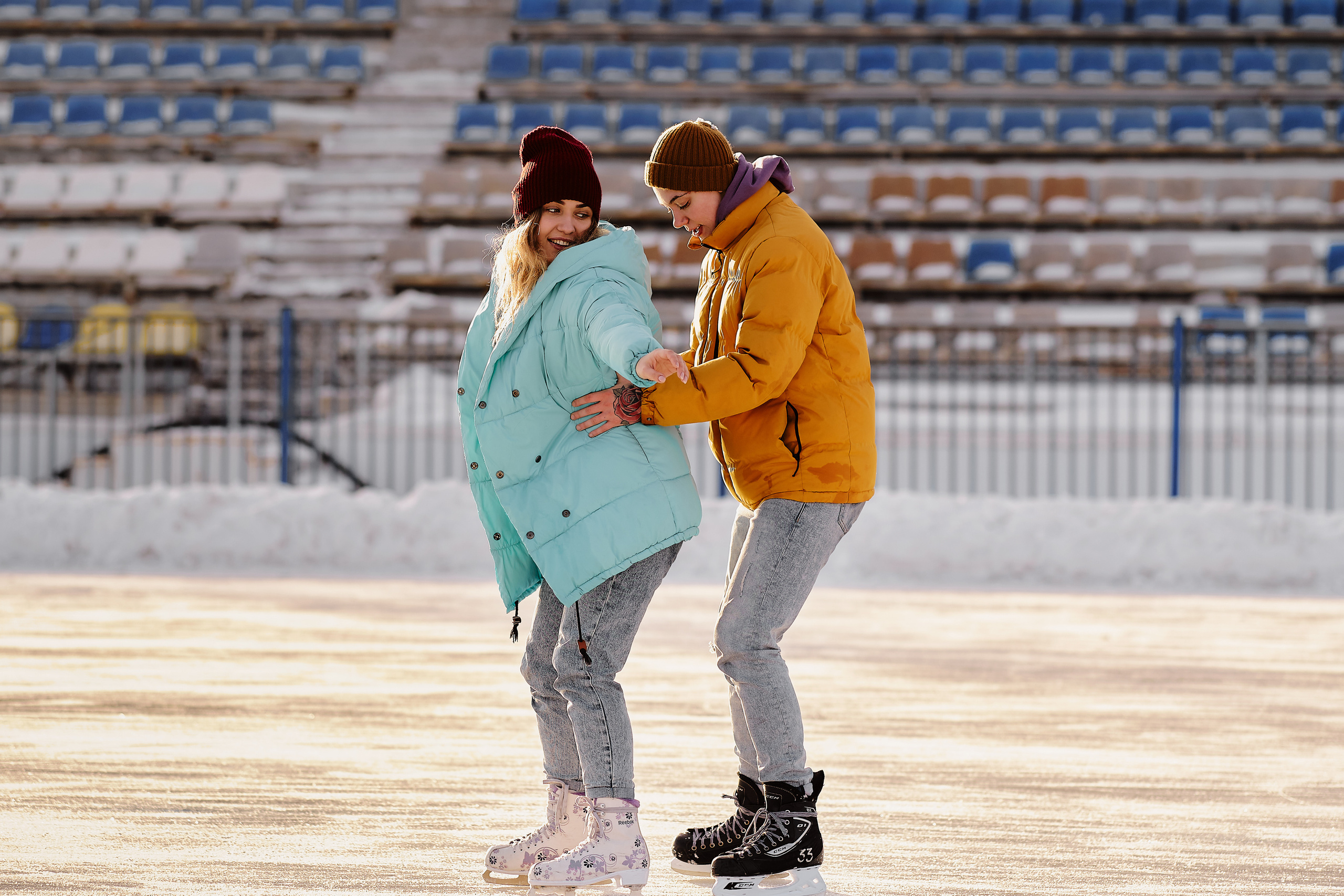 Анастасия и Сеня. Каток в Первом микрорайоне. Фотограф Хабаровск| Яна Золотова LifeStyle портрет, в ожидании, пары,