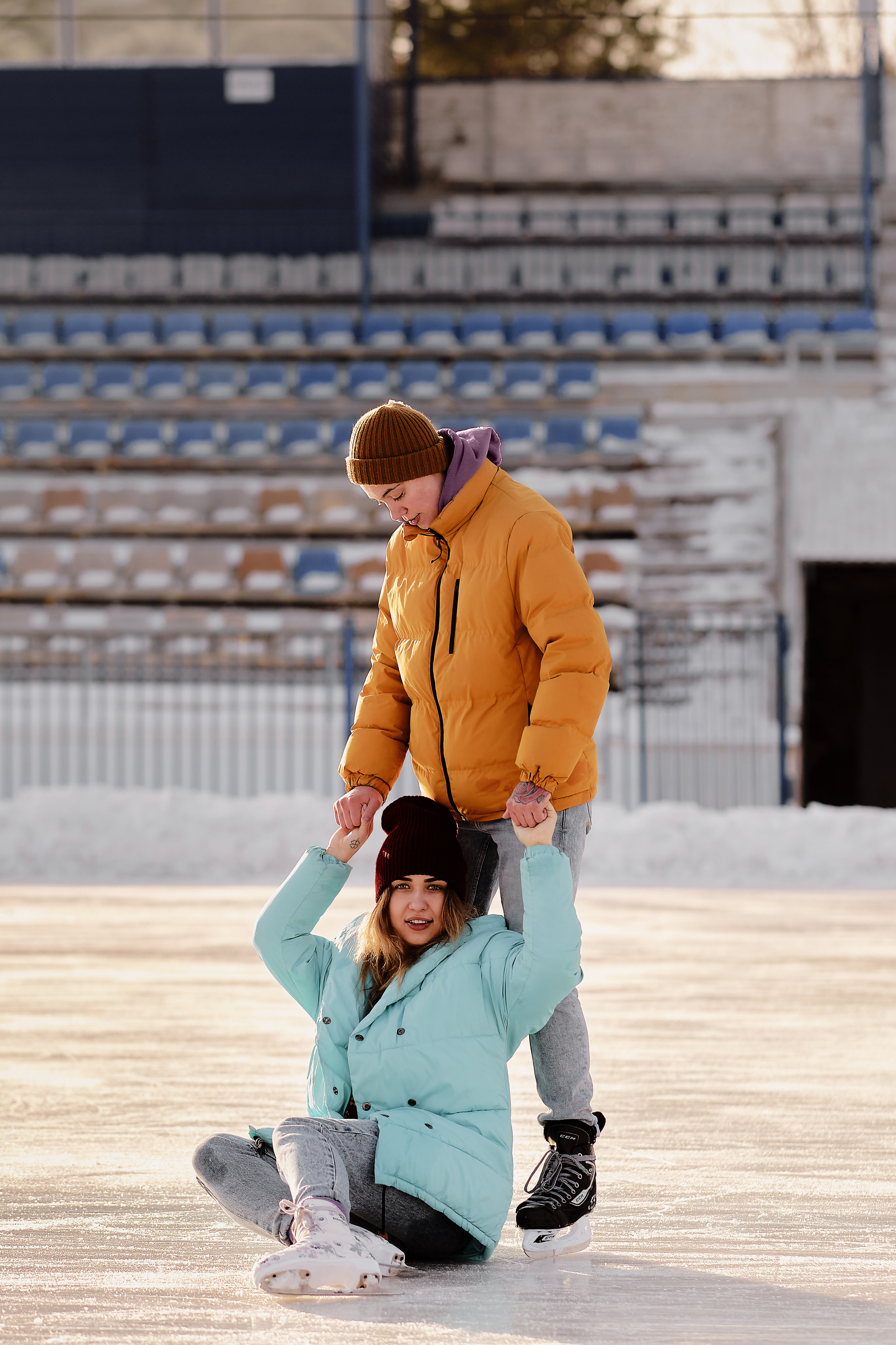 Анастасия и Сеня. Каток в Первом микрорайоне. Фотограф Хабаровск| Яна Золотова LifeStyle портрет, в ожидании, пары,