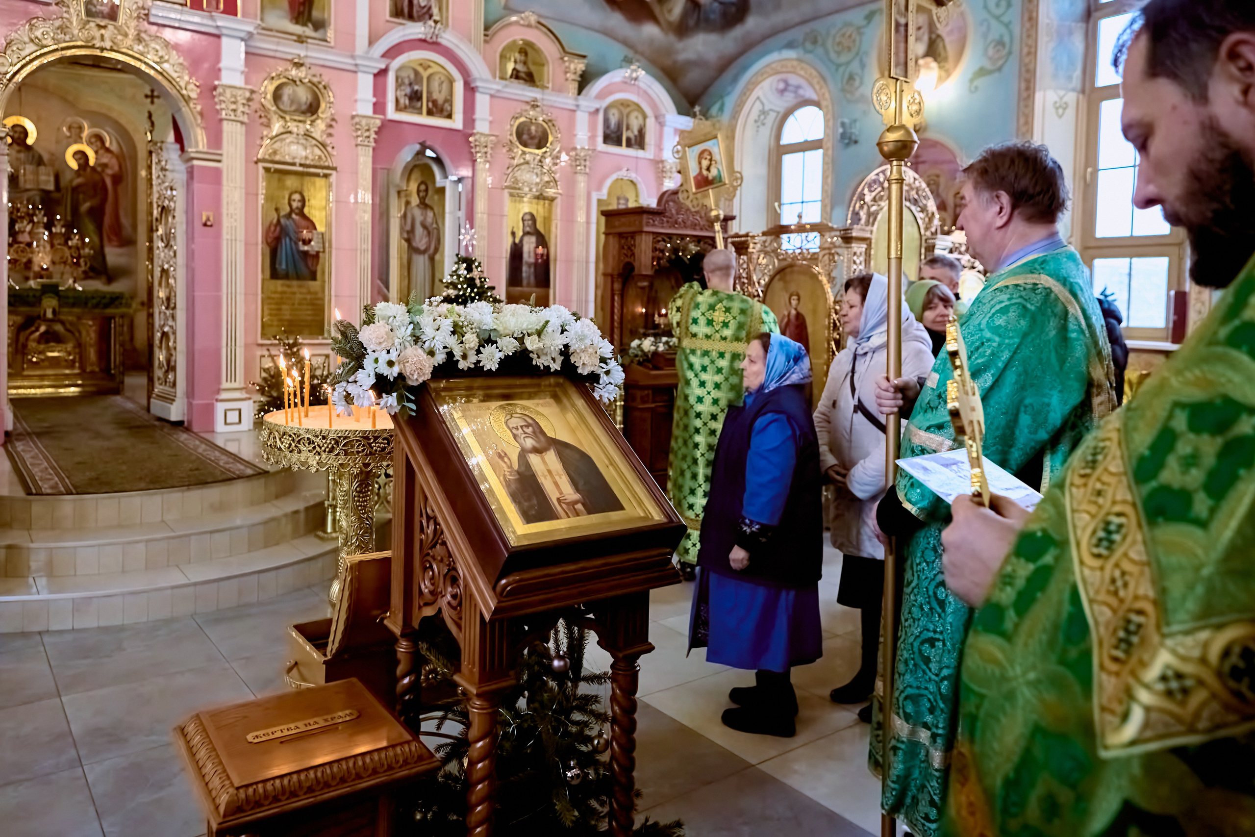 Священник читает молитву перед иконой Святаго Преподобного Серафима Саровского
