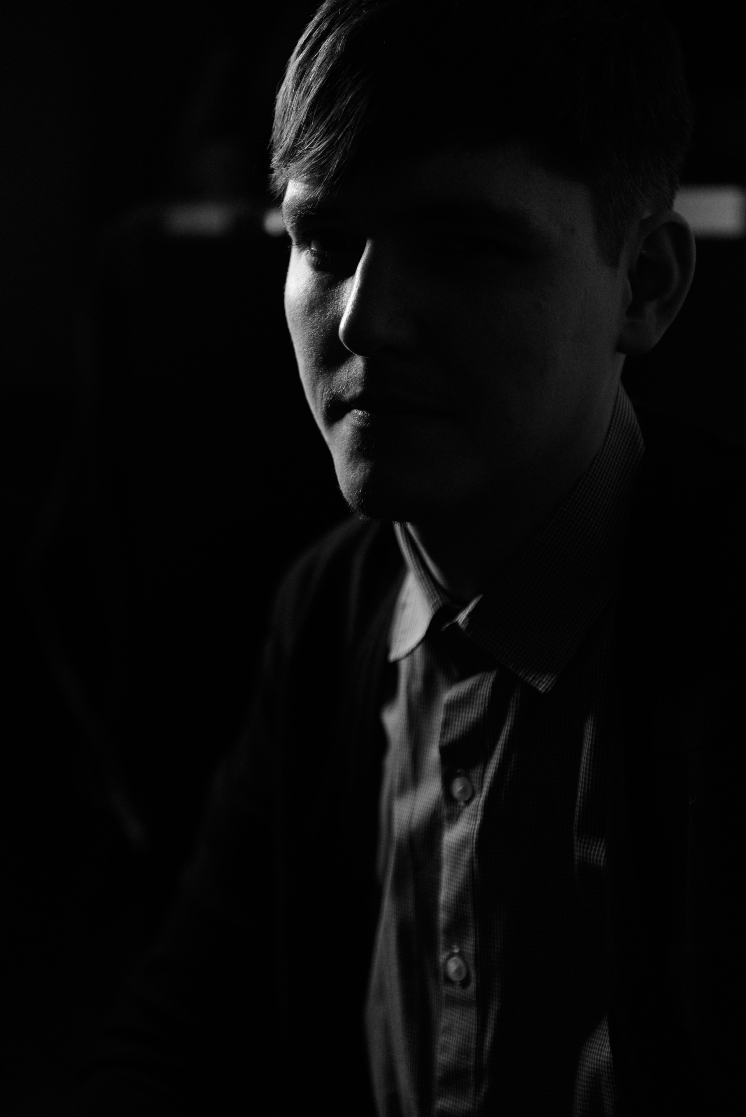 Силуэтная фотография в черно-белом варианте.