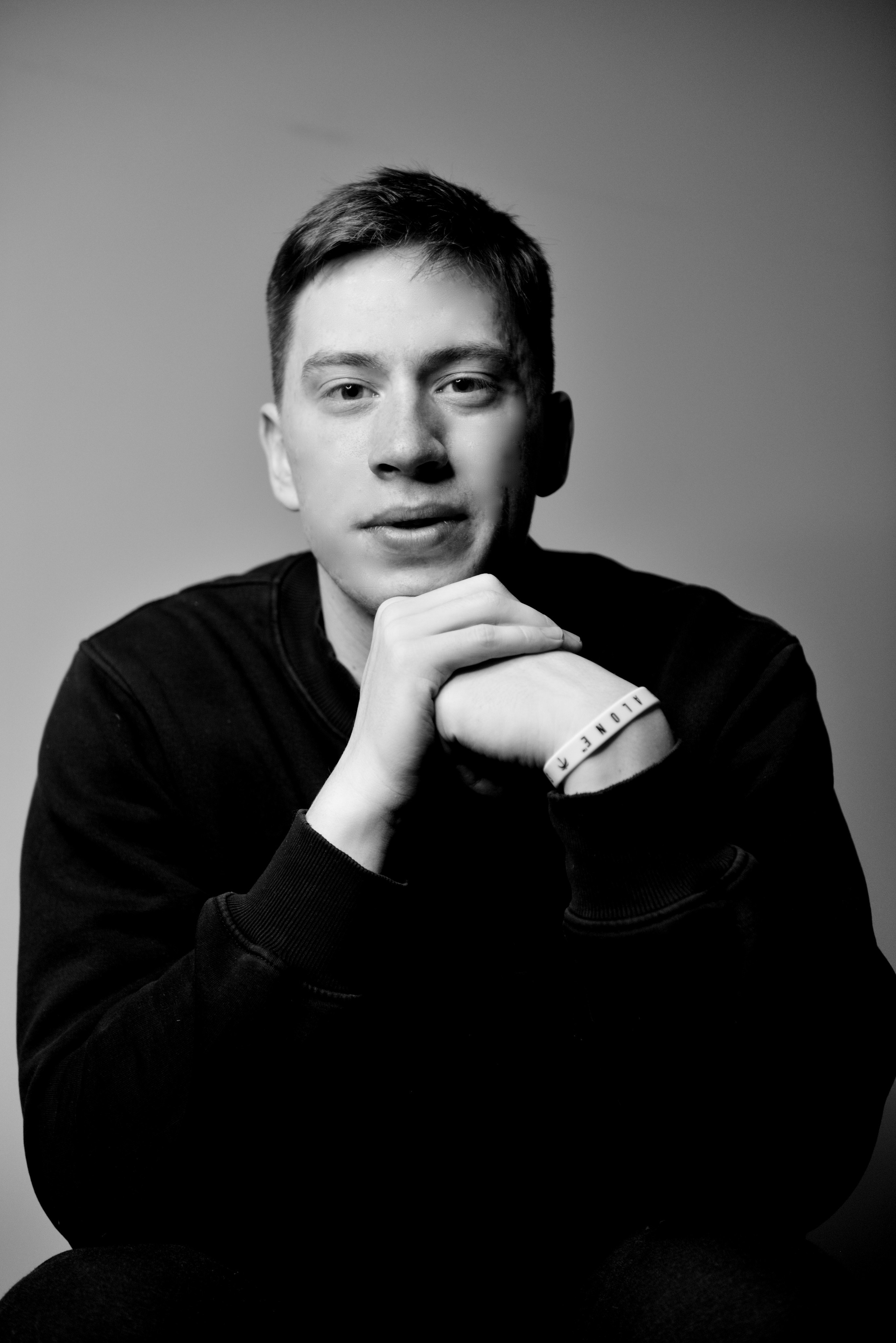 Задумчивая поза в фотографии.