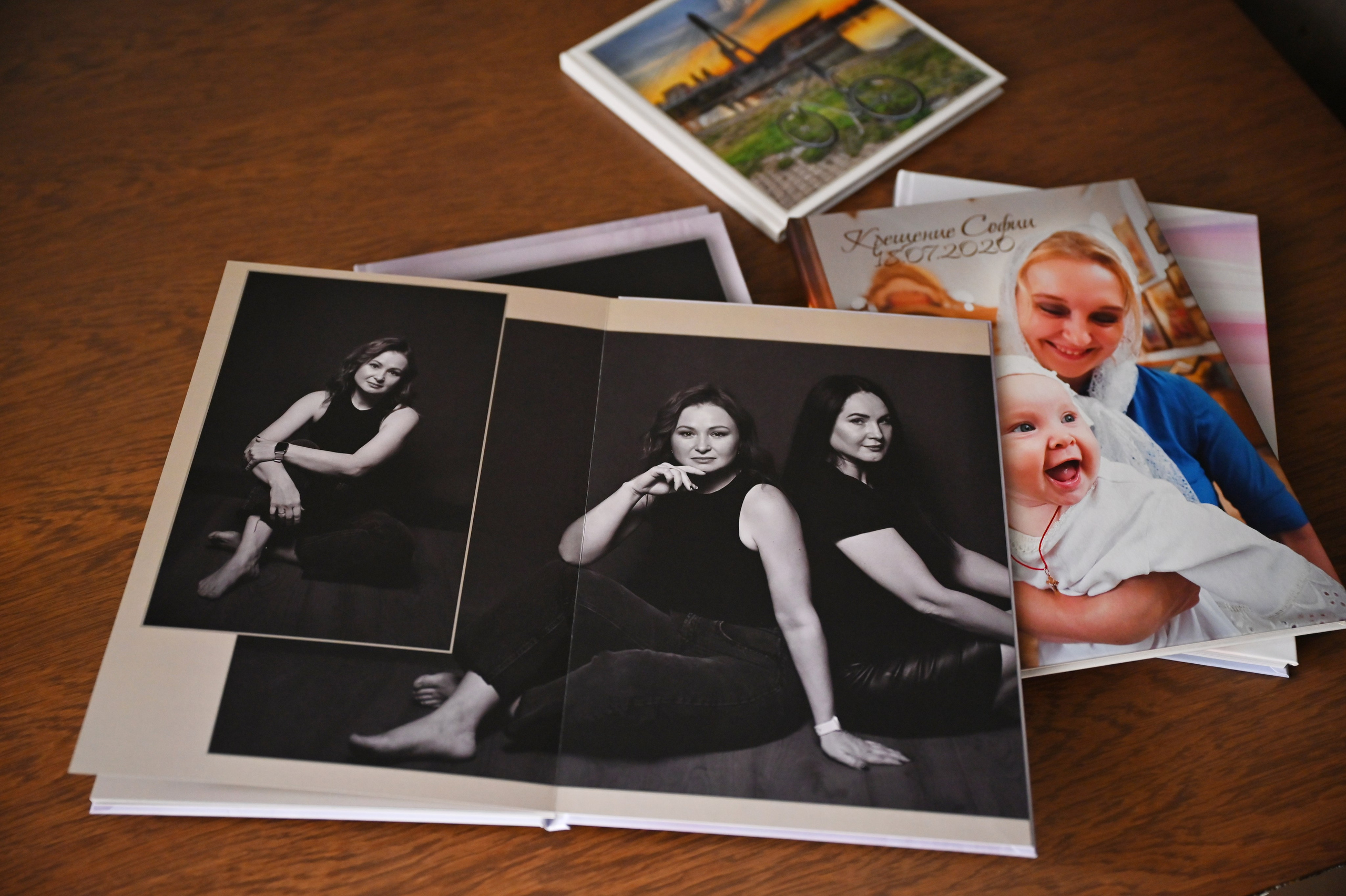 Разворот фотокниги с черно-белой фотографией - фотограф Оксана Лавренюк