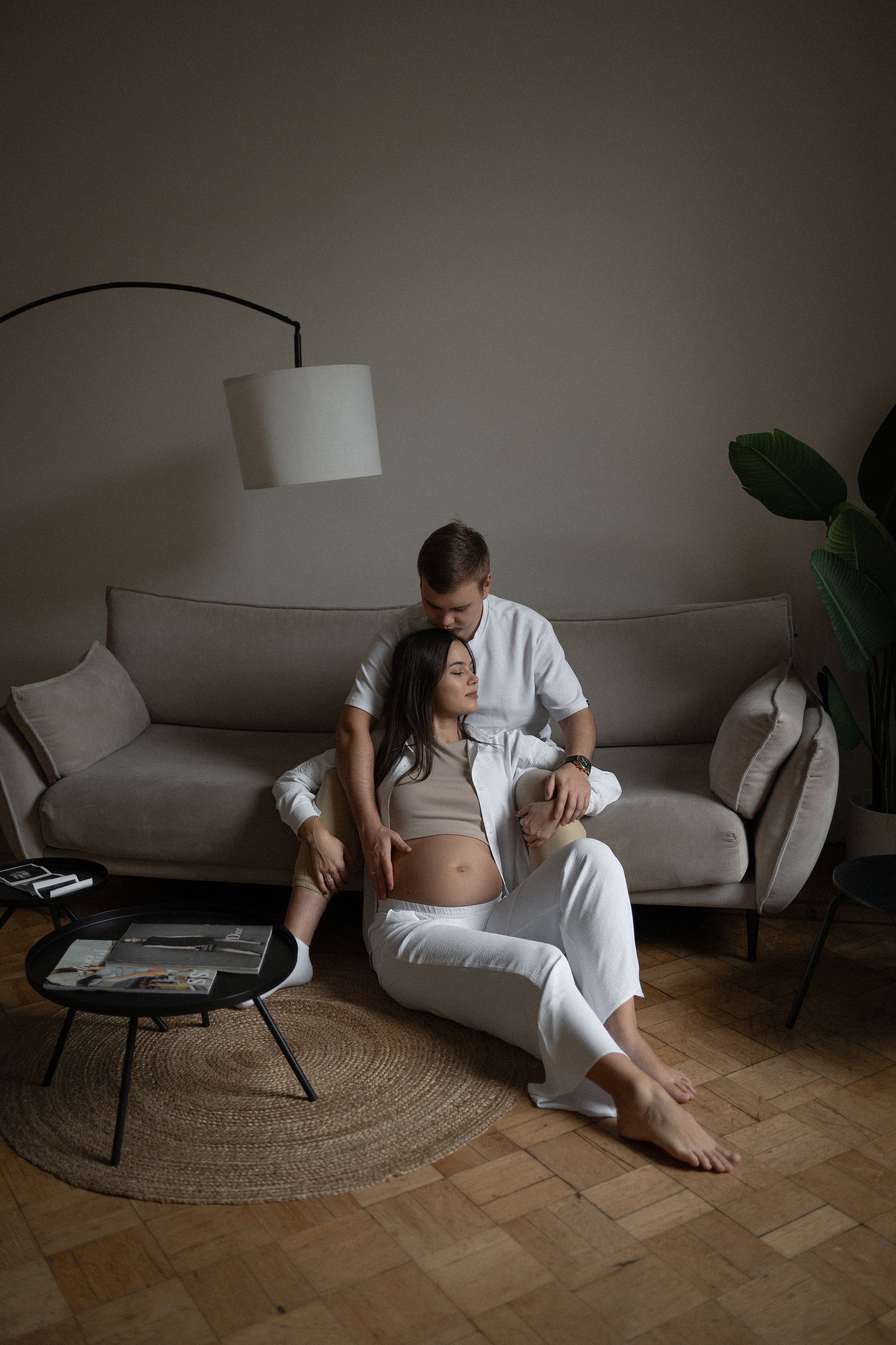 лаконичная фотосессия беременности в фотостудии