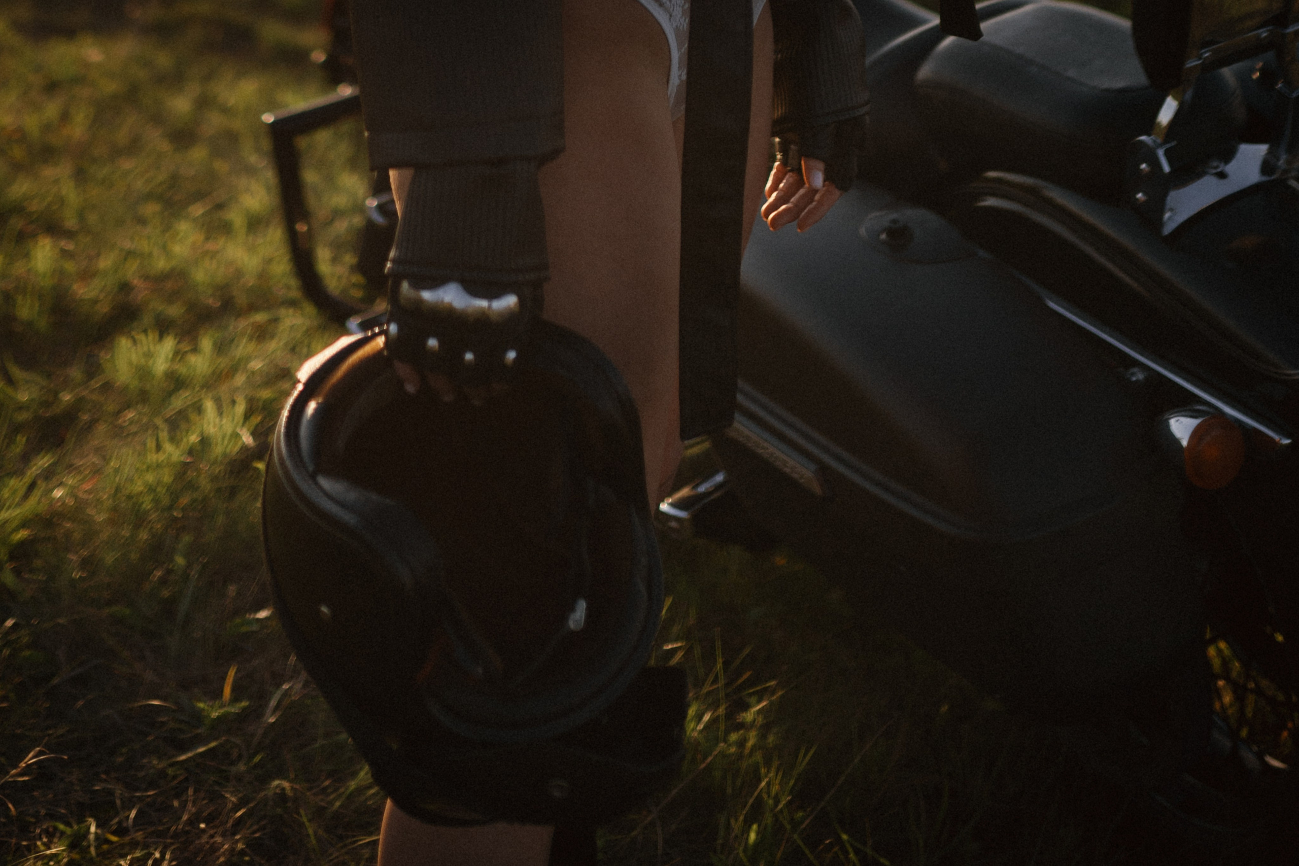 Концептуальная фотосессия: модель, мотоцикл и архитектурный объект