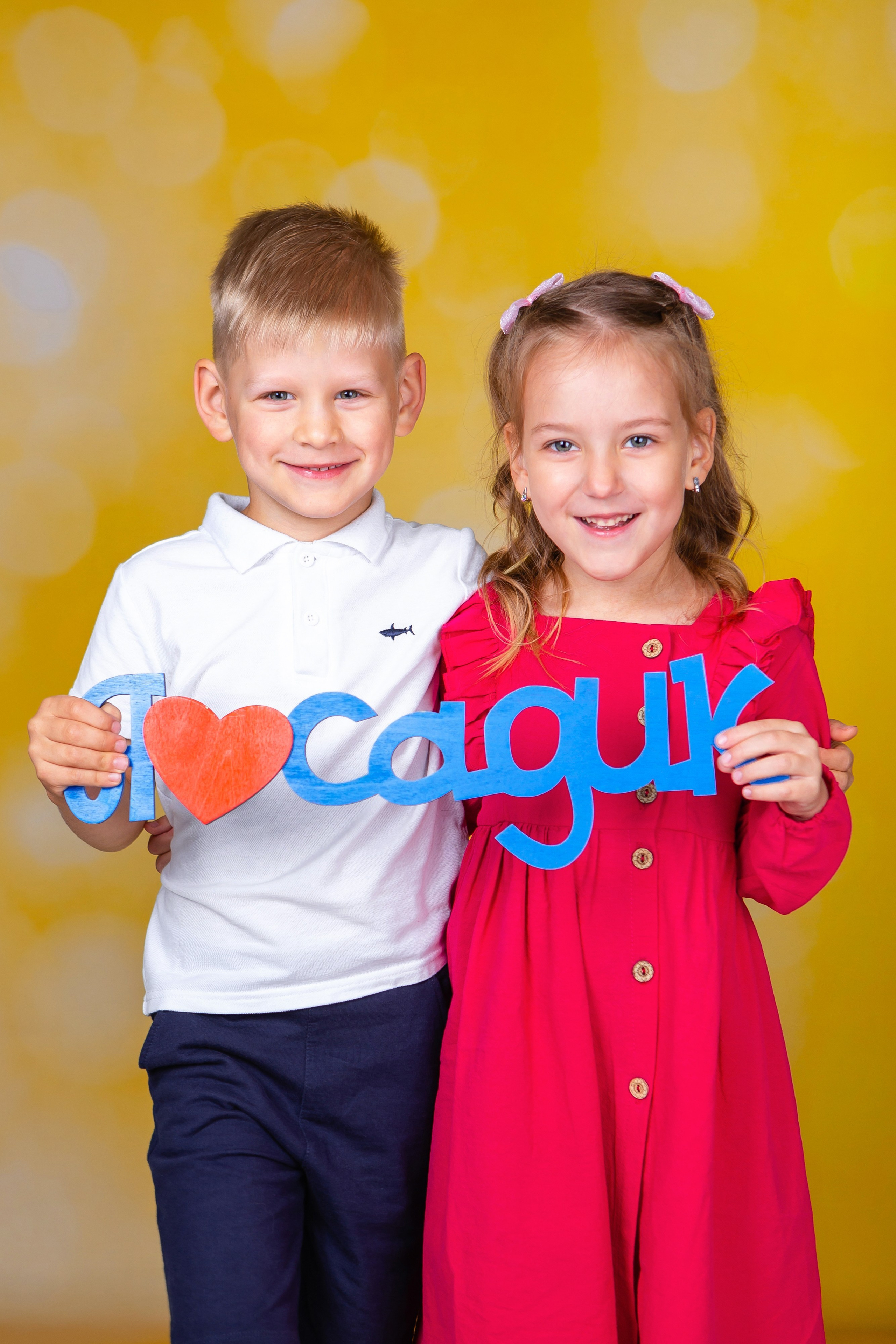 Жёлтый фон. Фото дети. Выпускные альбомы Нижний Тагил