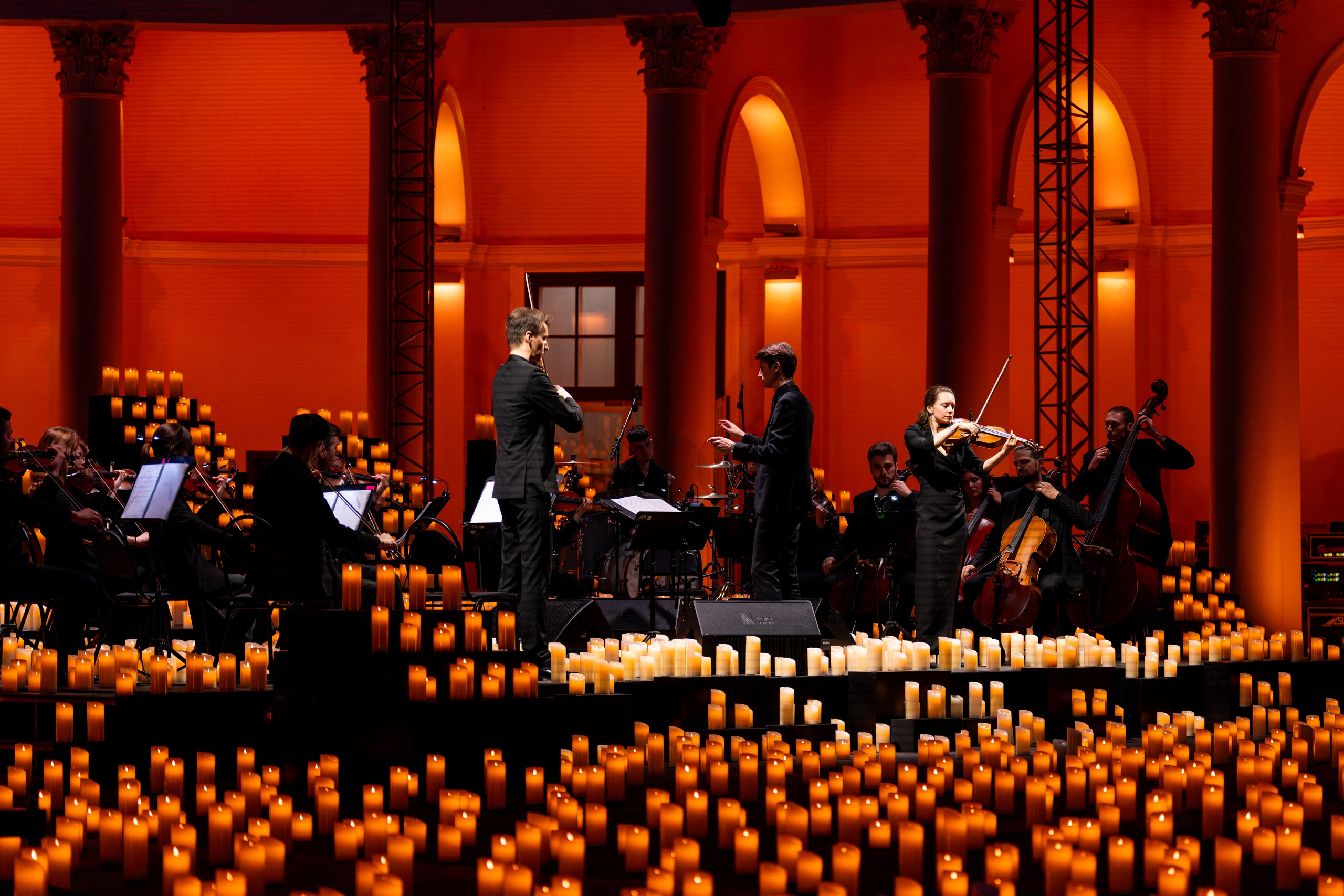 Симфонический оркестр Lumisfera при свечах. Фотограф Никита Комаров