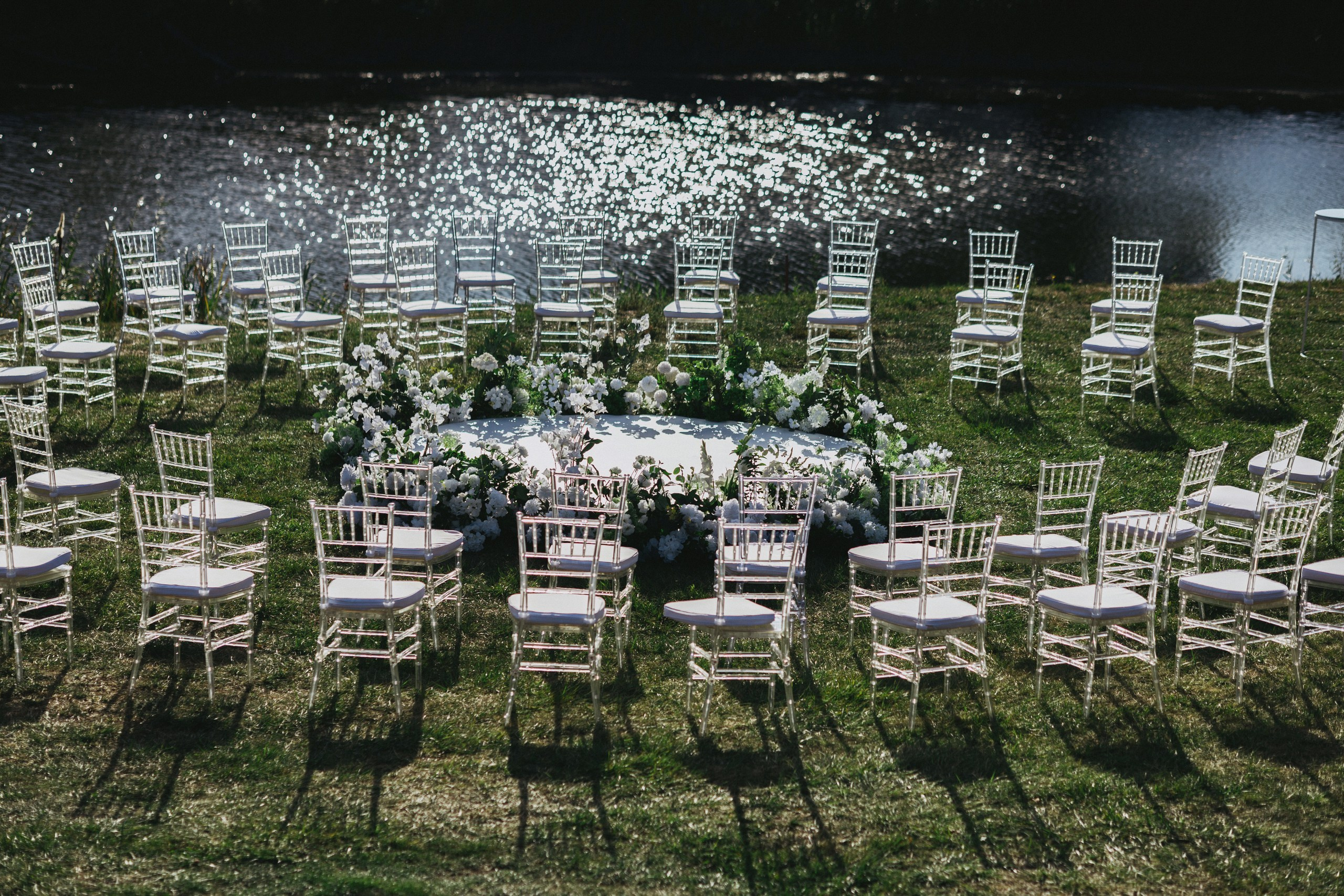 Современная свадебная зона церемонии в гольф клубе Дон