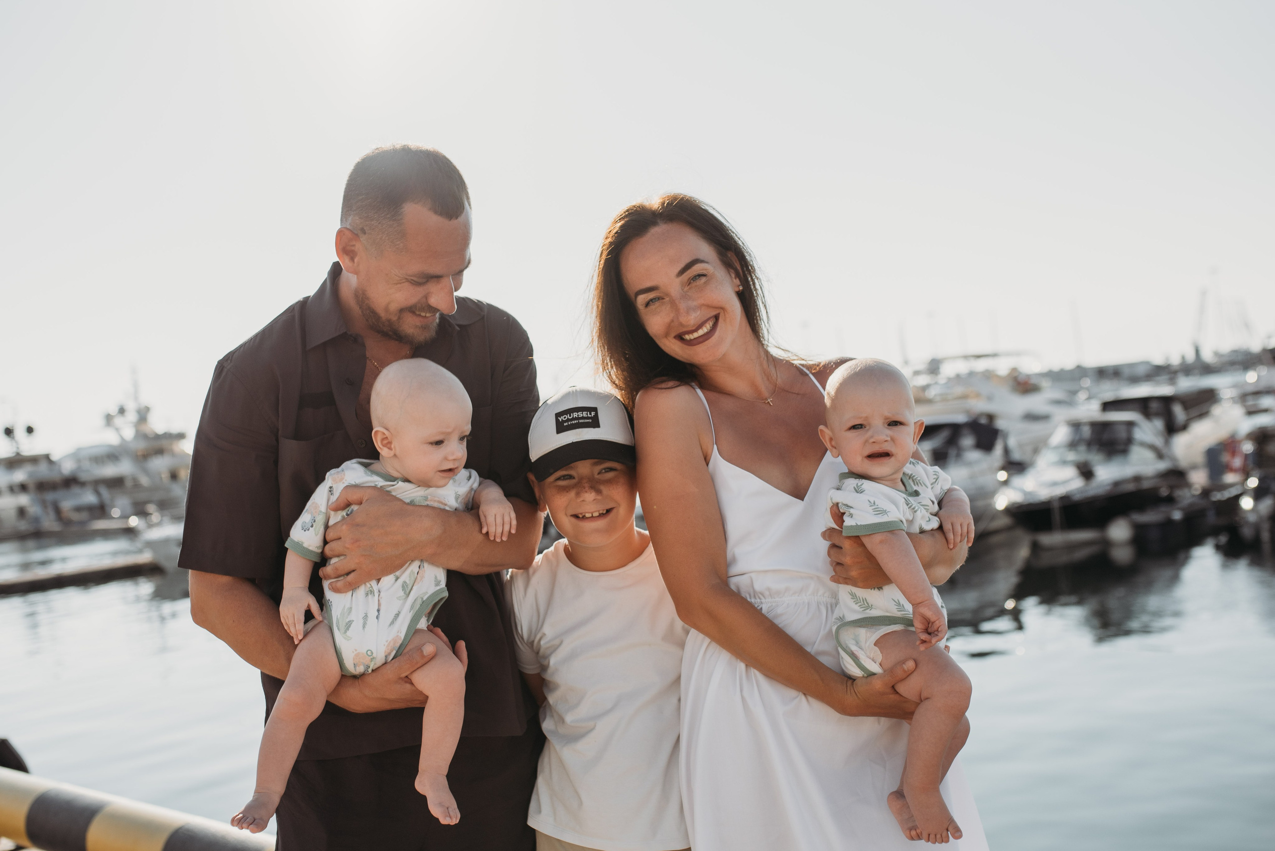 Семейная фотосессия в центре Сочи морпорт. Фотограф в Сочи — Маргарита Поганова