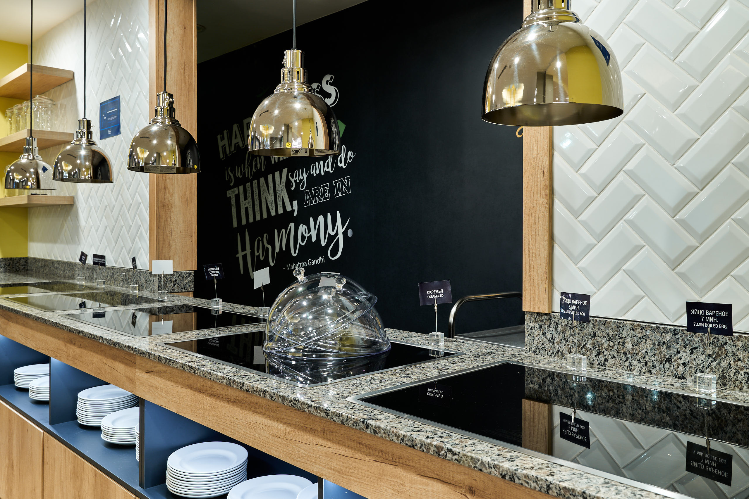 Интерьерное фото в ресторане отеля Hampton by Hilton