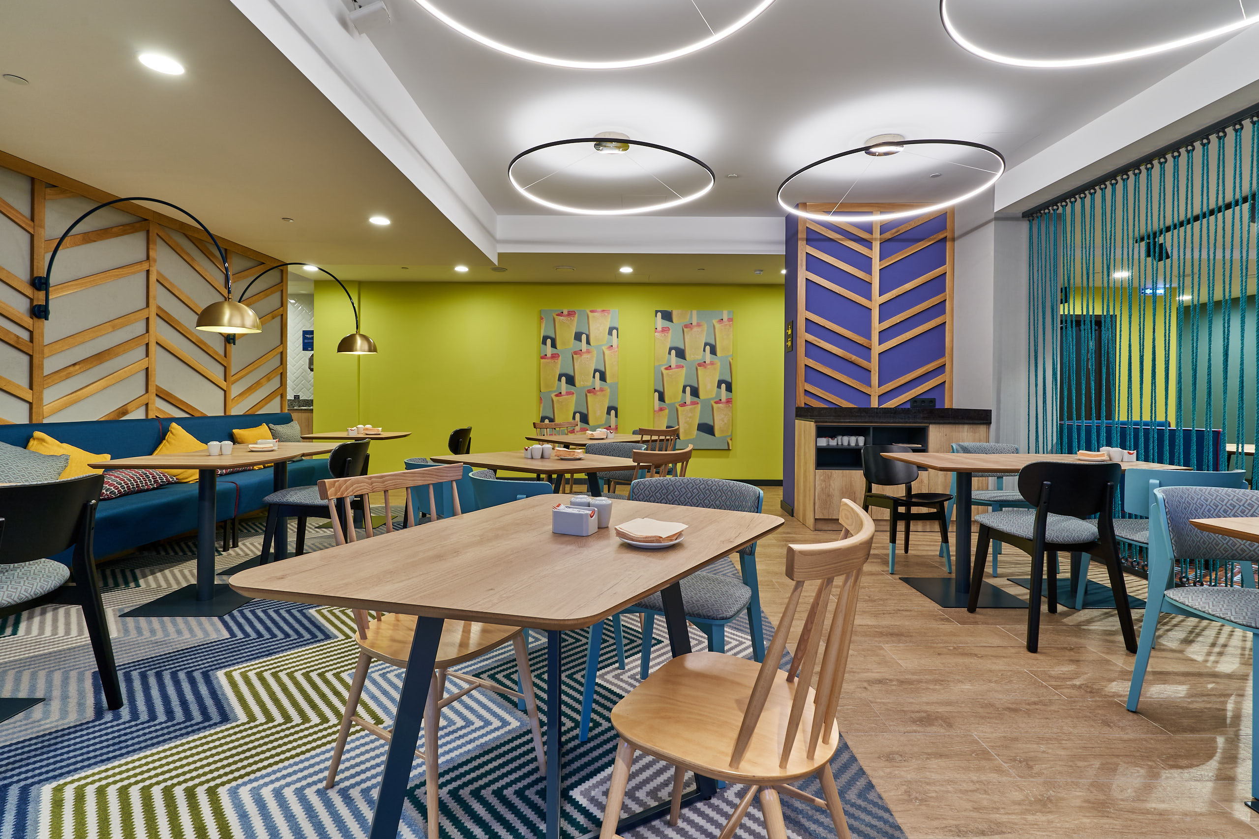 Интерьерное фото: отель Hampton by Hilton, обеденные столы в ресторане отеля