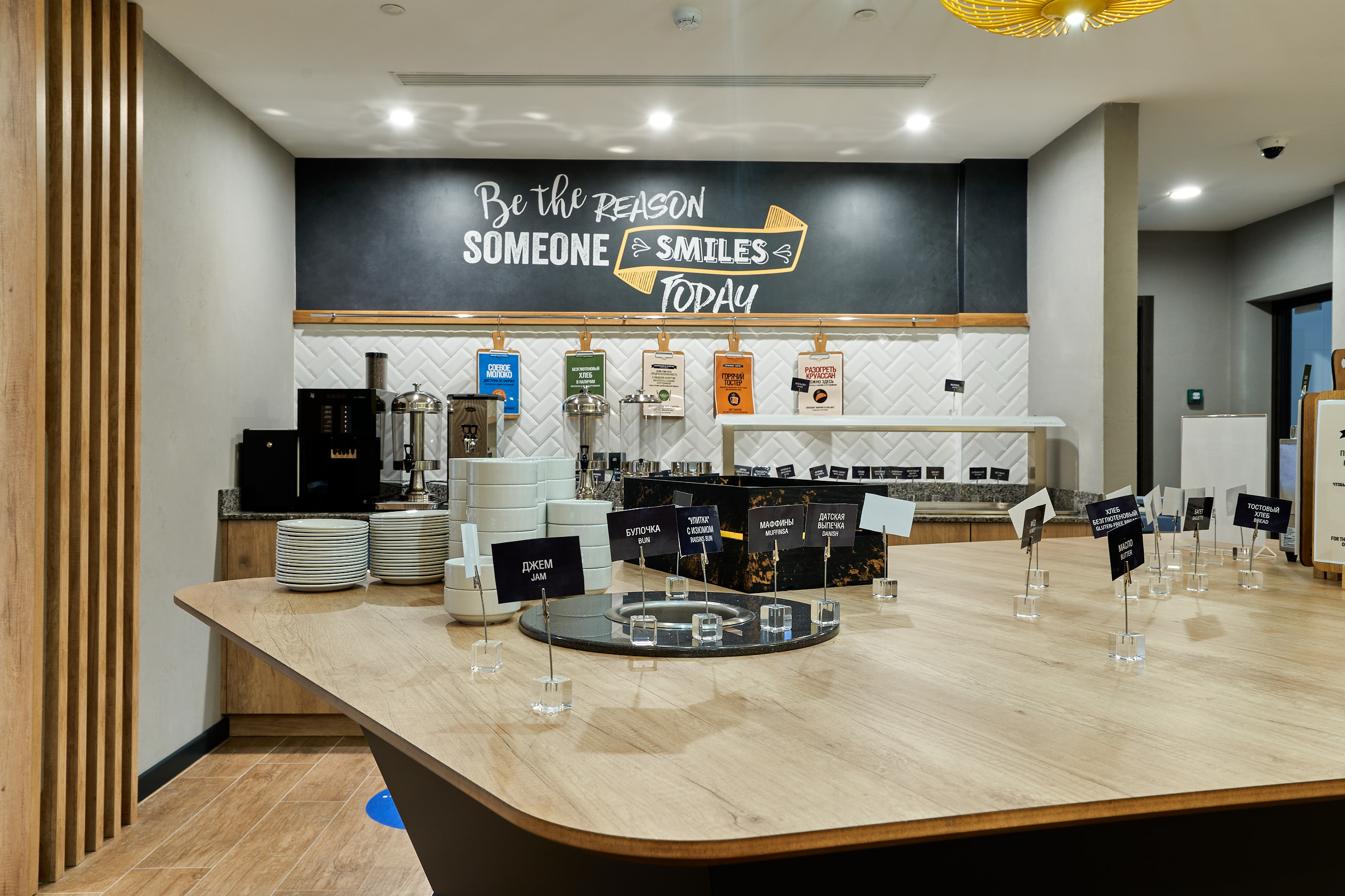 Интерьерное фото: стол в ресторане отеля Hampton by Hilton