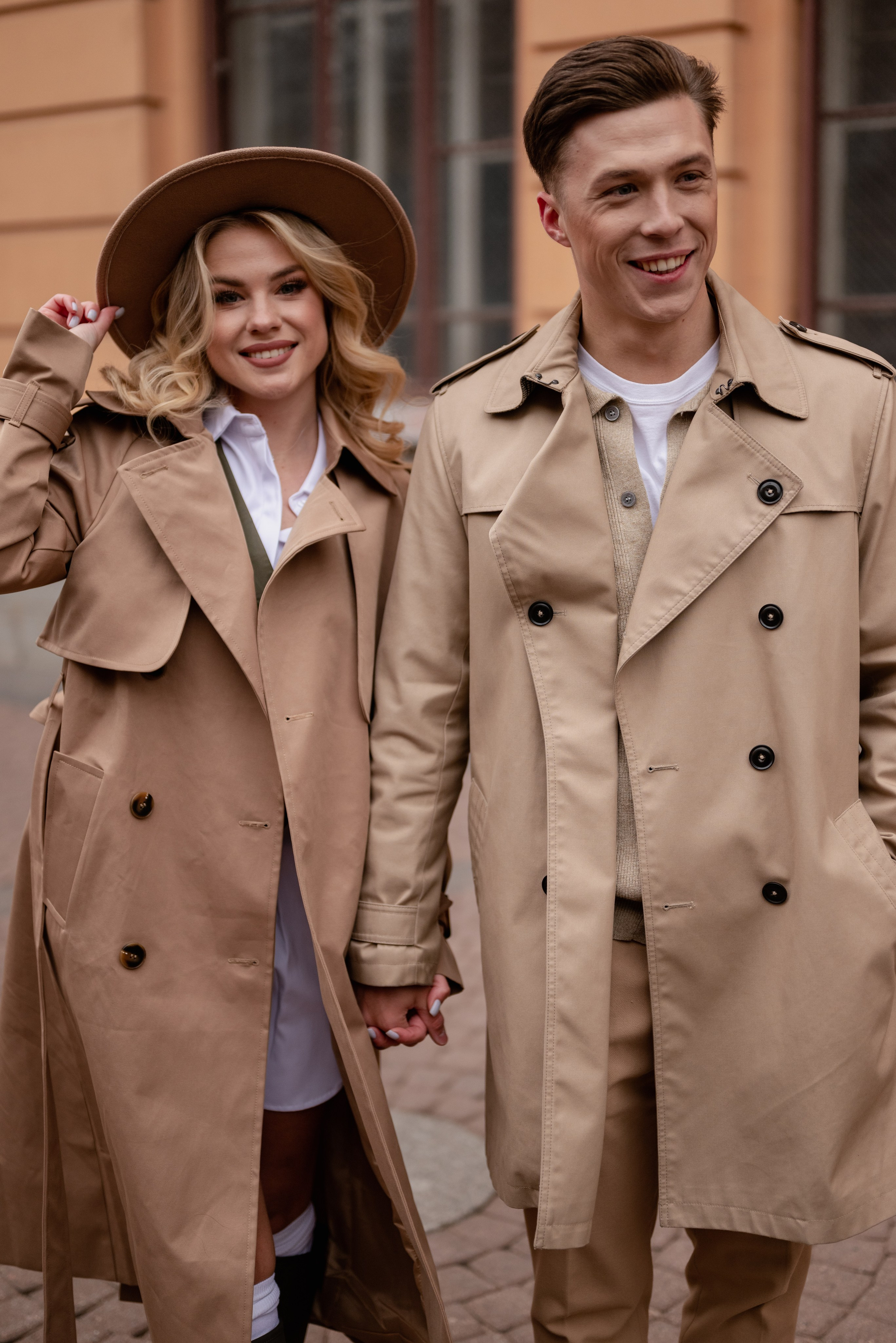 Лав стори с собакой, фотосессия Москва, фотосессия Питер, лав стори СПБ, лав стори Москва, фотосессия с корги в плащах, трендовые съемки в тренчах, лав стори в тренчах 