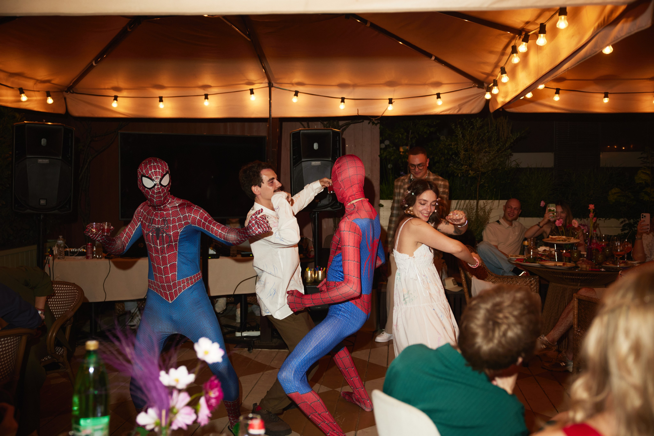 Бумажные украшения и блестки* Костя & Наташа. Фотограф Чугунов Александр