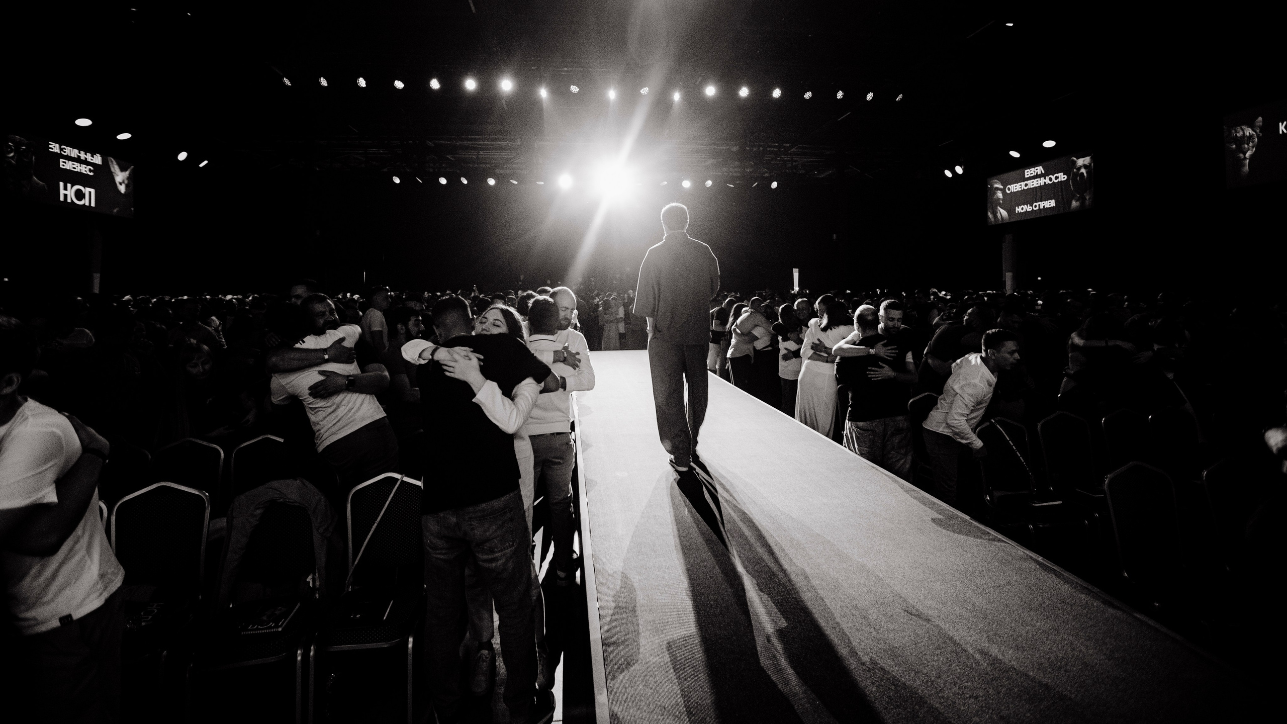 НСП Михаила Гребенюка — это офлайн‑программа для предпринимателей «Ноль справа», запущенная в апреле 2023 года. Её цель — дать инструменты для масштабирования бизнеса, объединить участников в рабочие группы и зарядить энергией для новых решений.