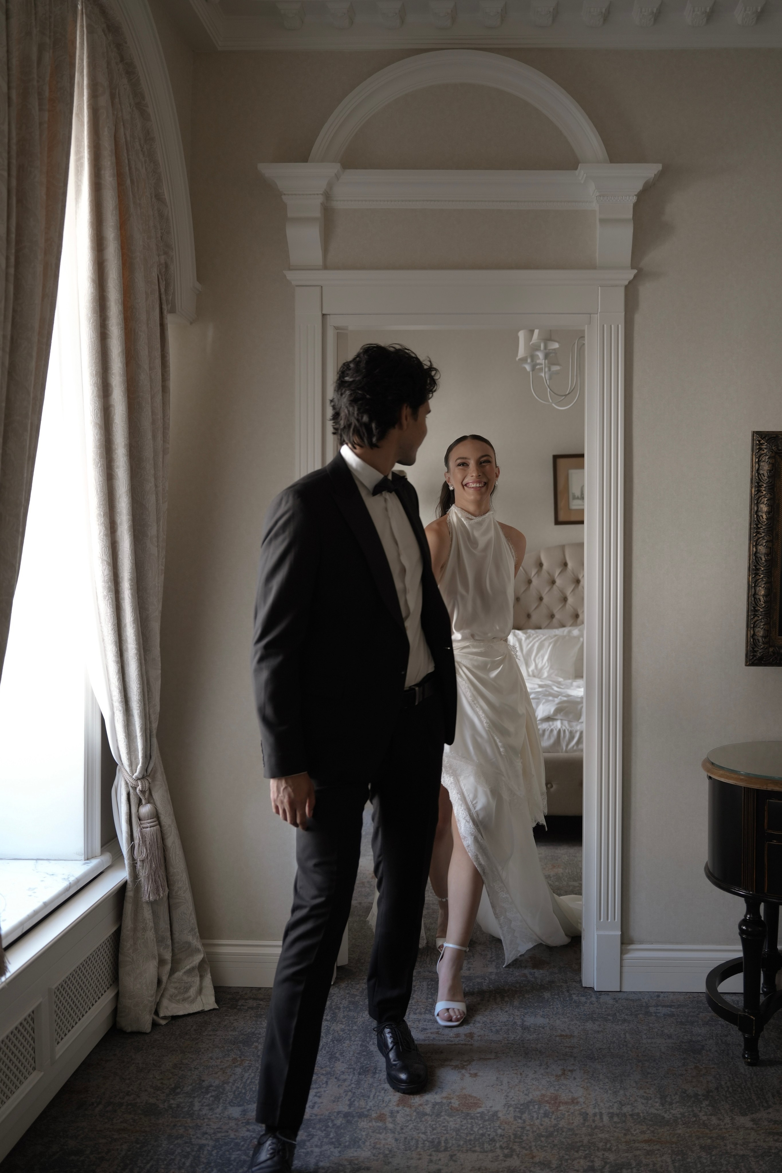 Свадебная фотосессия утра невесты и жениха в отеле Амбассадори