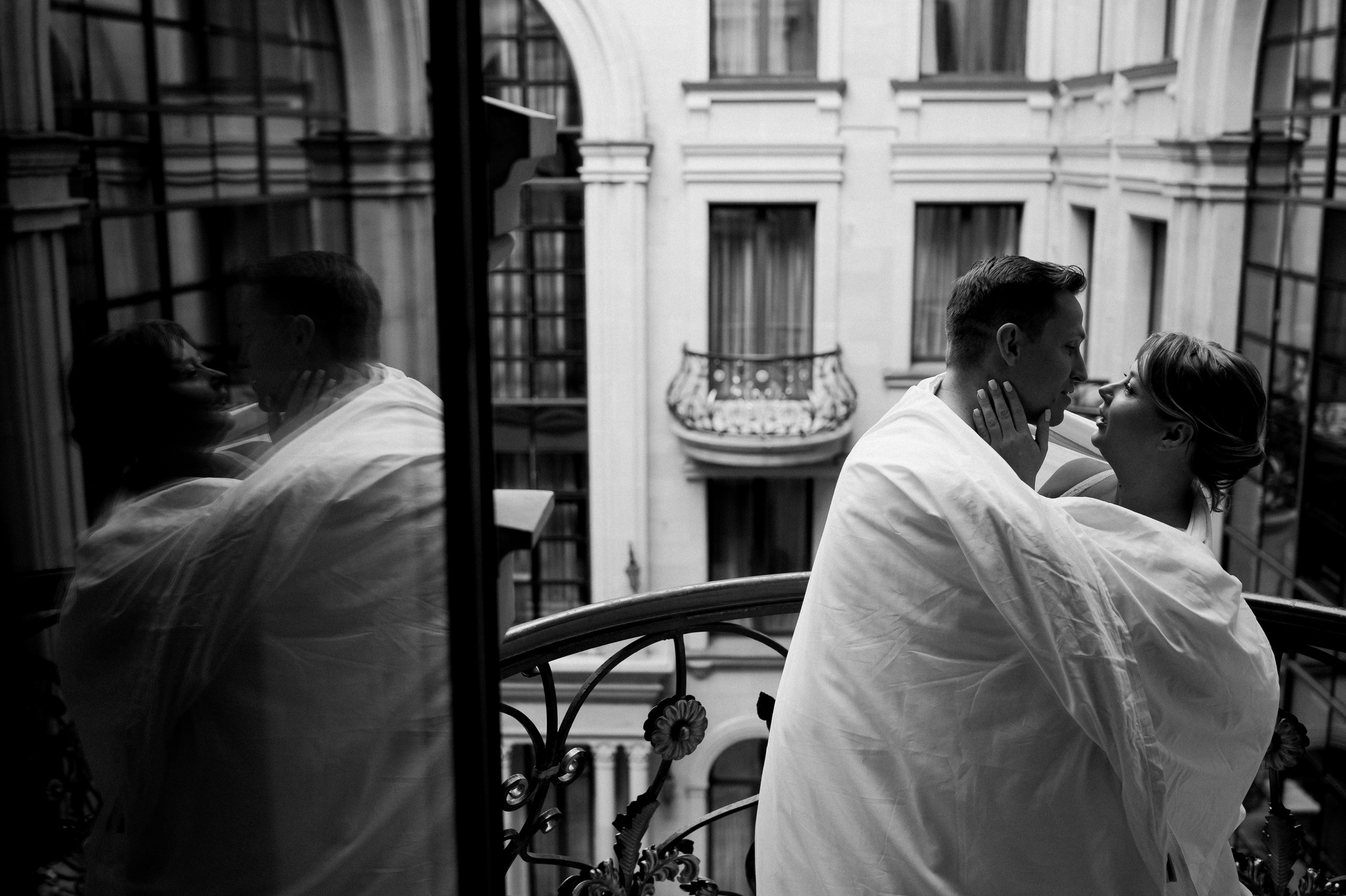 Свадебные сборы и фотосессия в отеле St. Regis. Свадебный фотограф Москва — Сергей и Татьяна