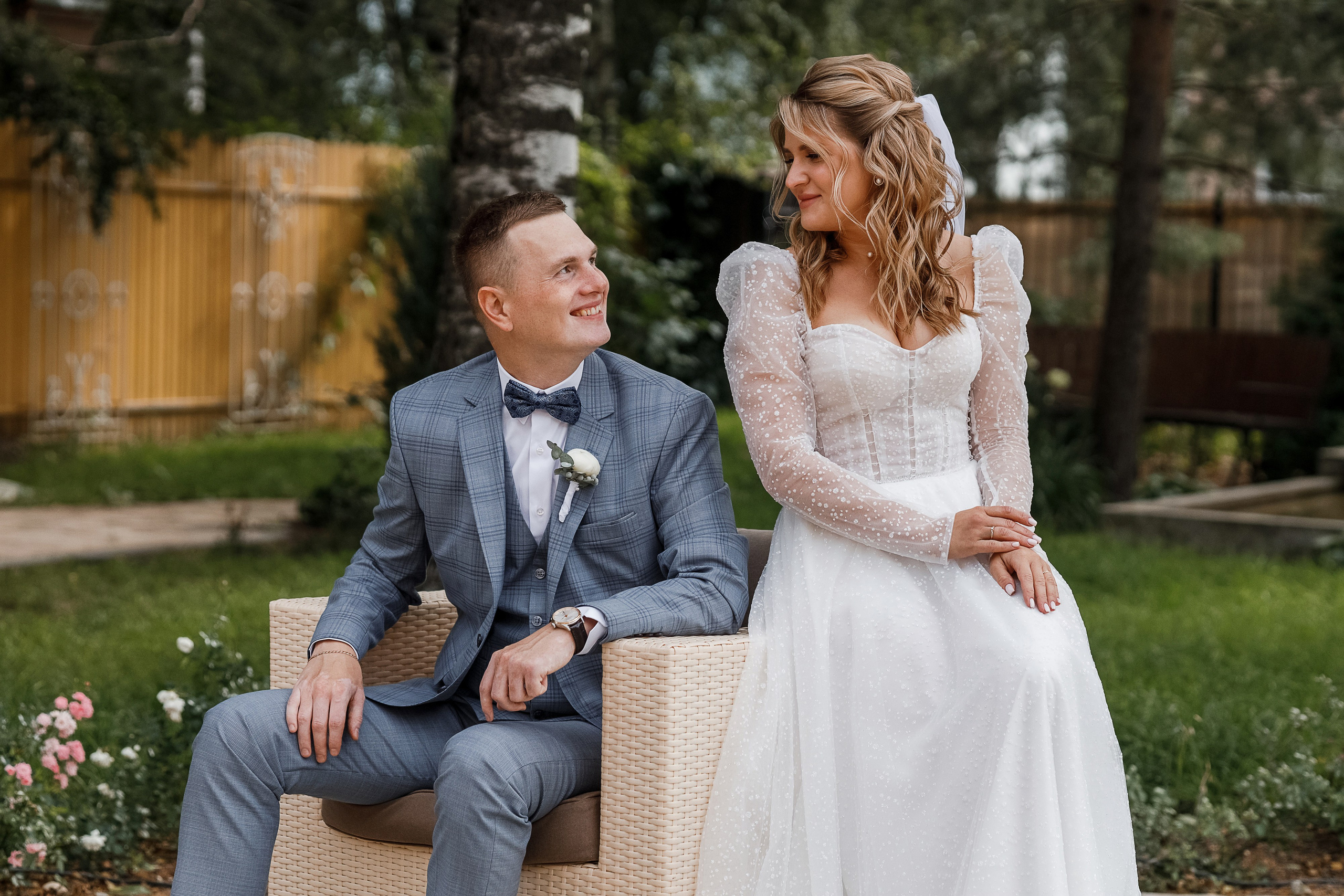 Трогательная выездная церемония в уютном дворике отеля. Олег Сверчков | Свадебный фотограф Вологда