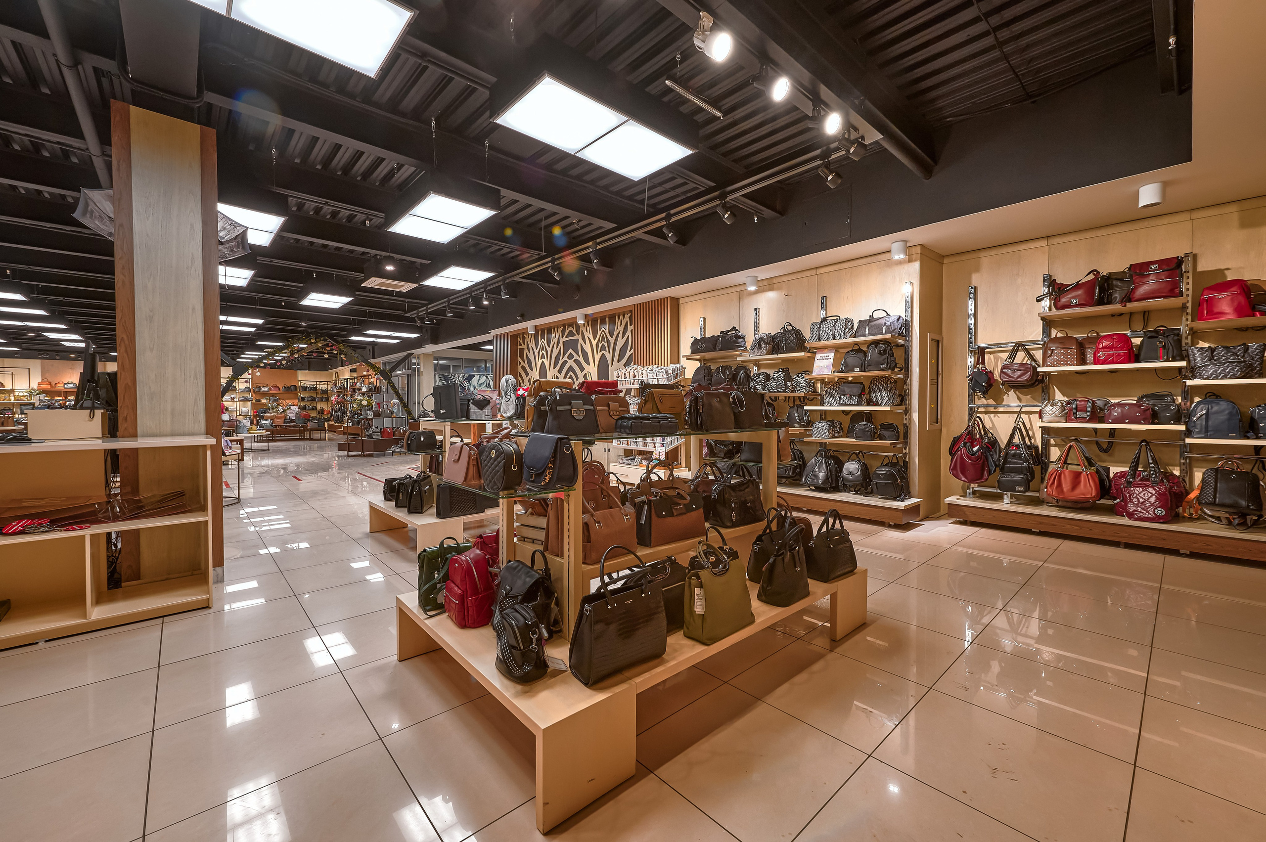 Портфолио по интерьерной и экстерьерной фотосъёмки: Мир сумок — Левый берег. Фотограф Яковлев Роман — Красноярск