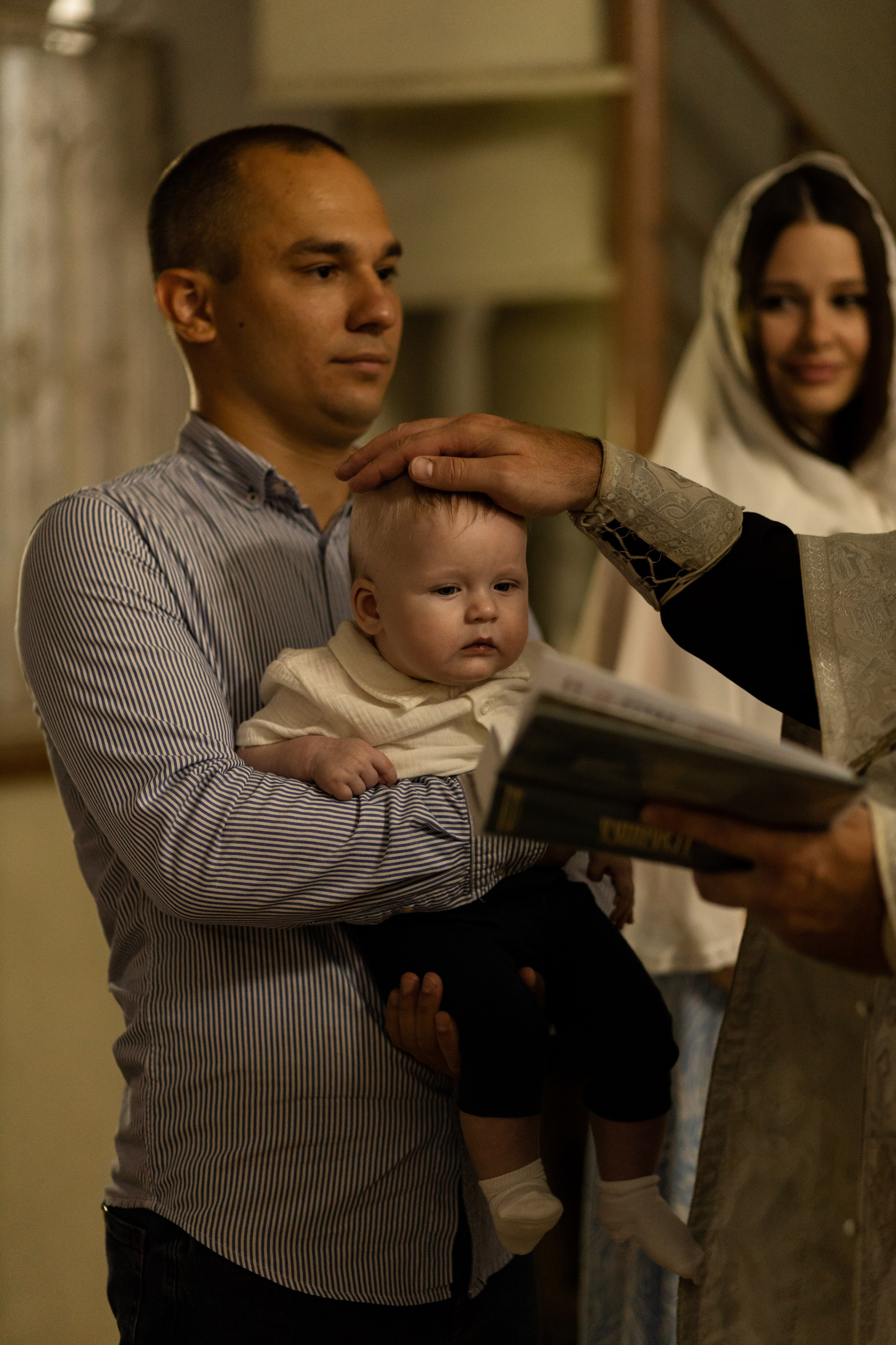 Таинство крещения Романа в Церкви Георгия Победоносца. Анастасия Безуглова- свадебный фотограф в Таганроге