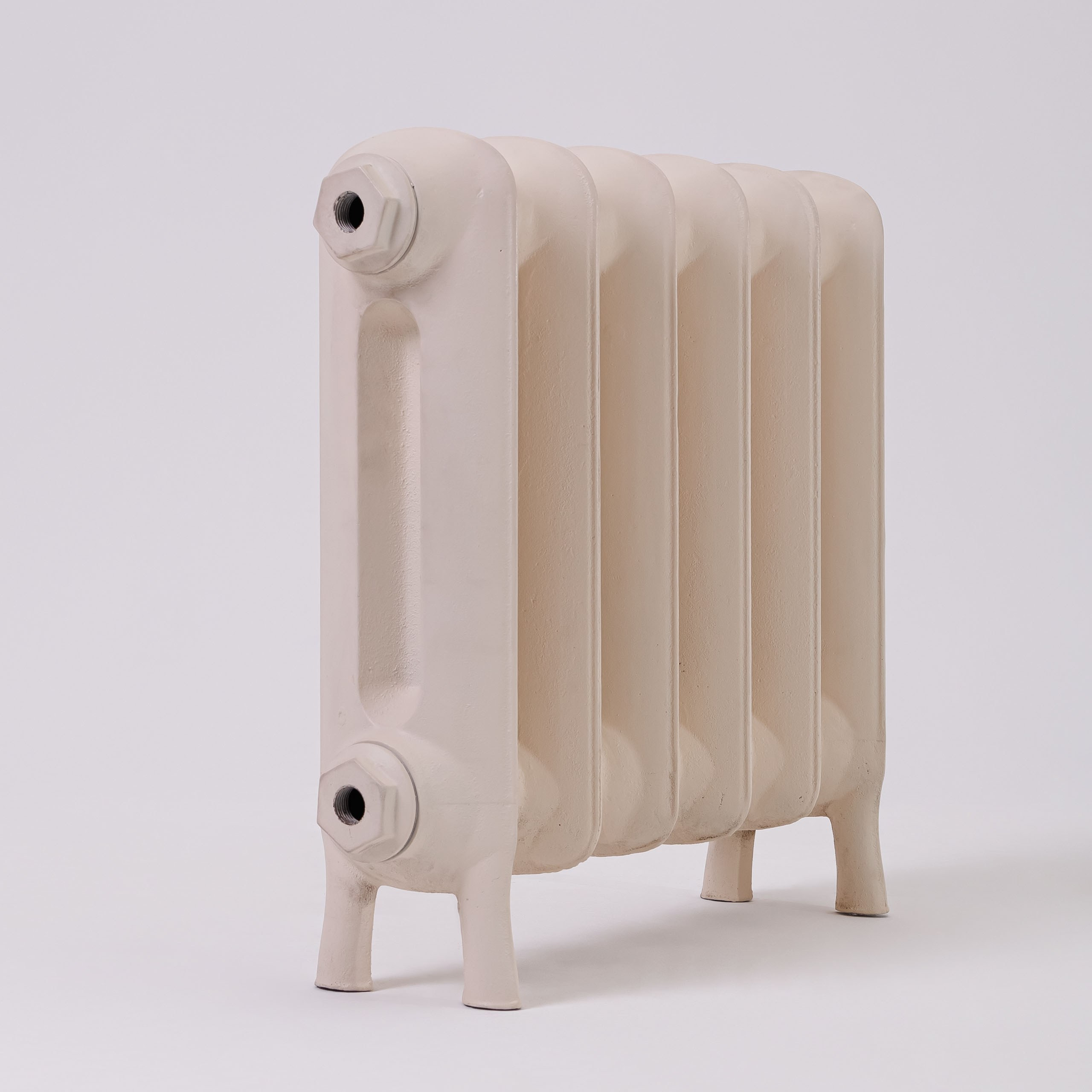 Предметные фотографии дизайнерских радиаторов отопления в стиле ретро