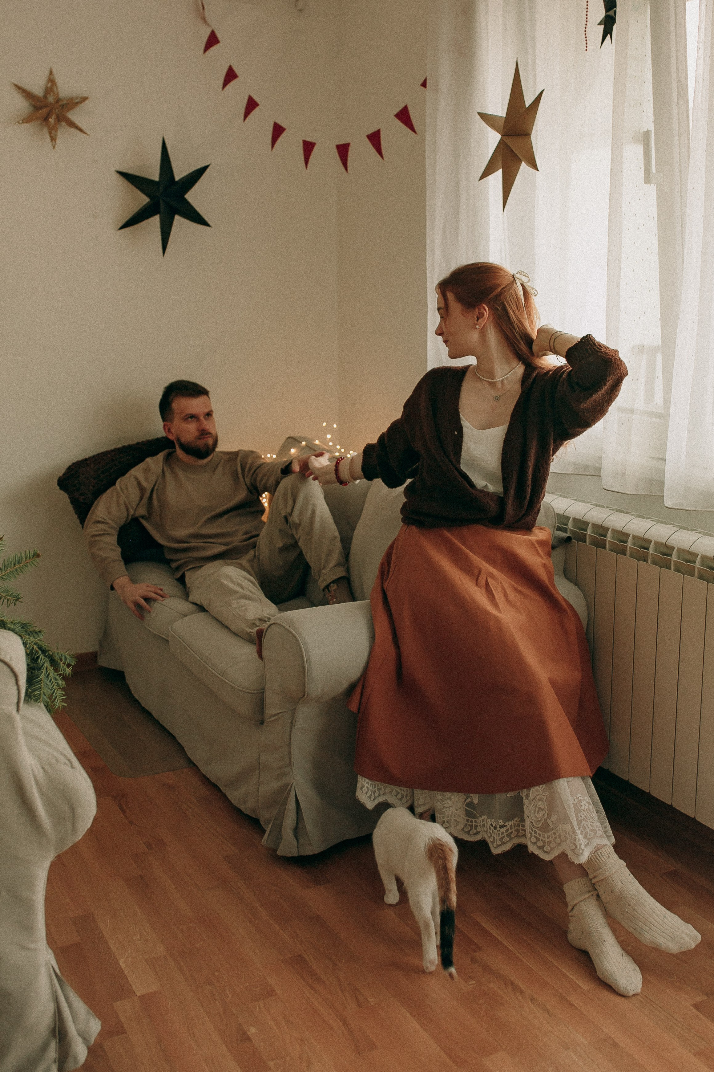 Пара в тёплых оттенках интерьера. Домашняя фотосессия пары в горчичных и натуральных цветах.