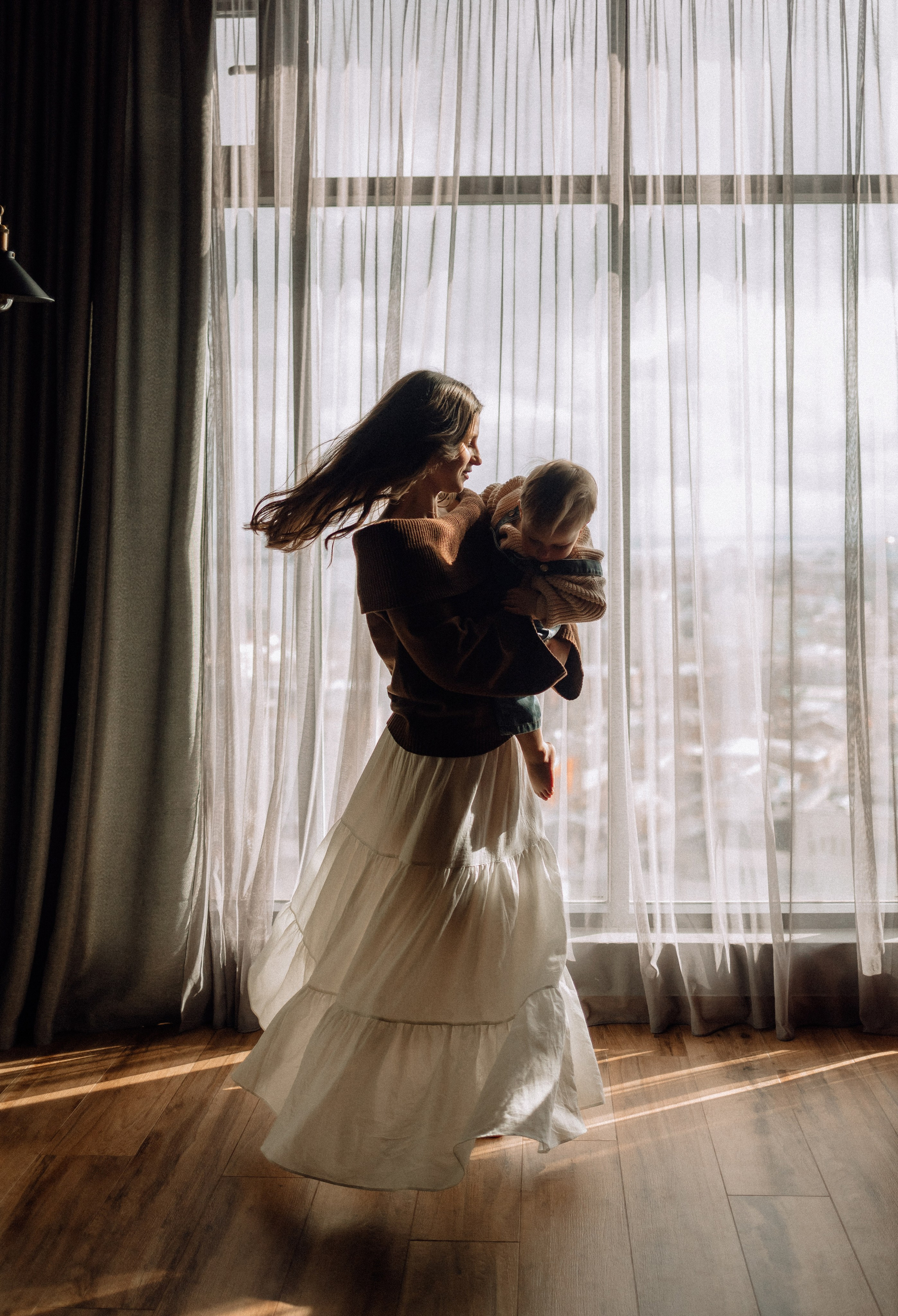 Звонко смеялись