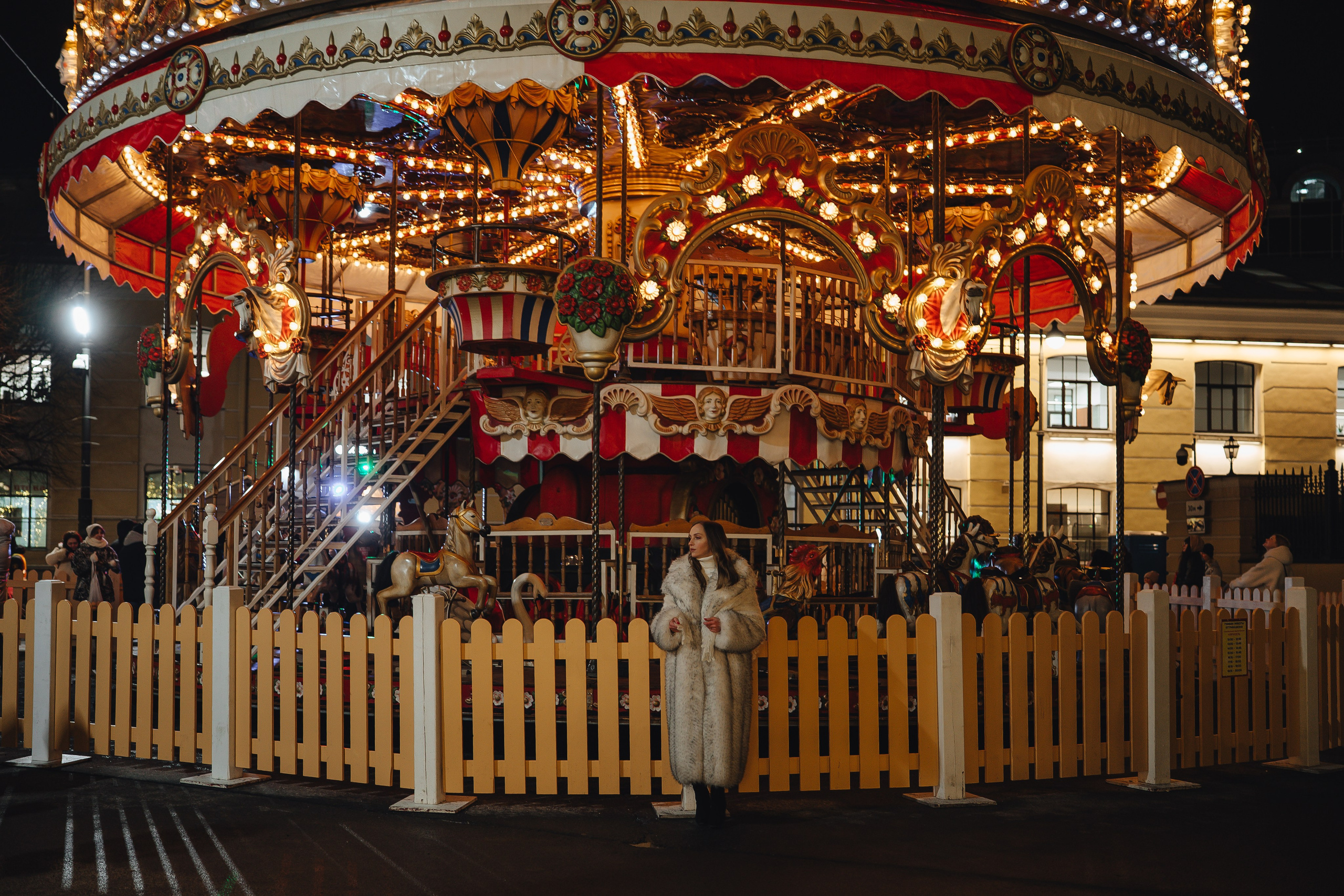 ПРОГУЛКА НА МАНЕЖНОЙ ПЛОЩАДИ ДЛЯ ДЕВУШКИ ПЕРЕД НОВЫМ ГОДОМ (НОВОГОДНЯЯ ФОТОСЕССИИЯ НА МАНЕЖНОЙ ПЛОЩАДИ). Профессиональный фотограф, Санкт-Петербург — Виктория Богомолова