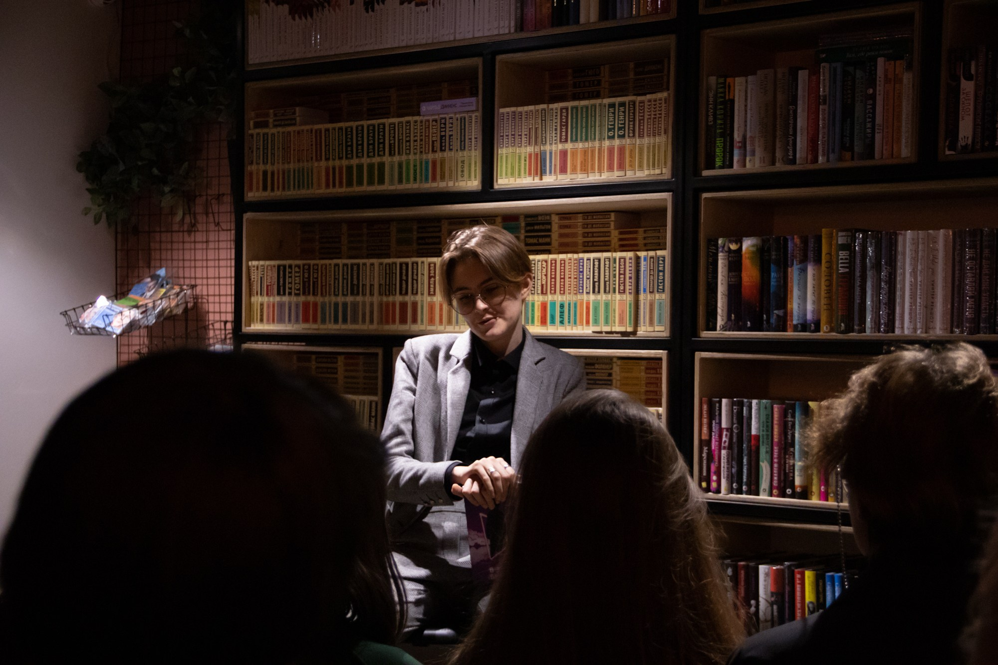 Презентация книги в кофейне «Издательство кофе». Репортажный, промышленный и маркетплейс-фотограф Дмитрий Чернат