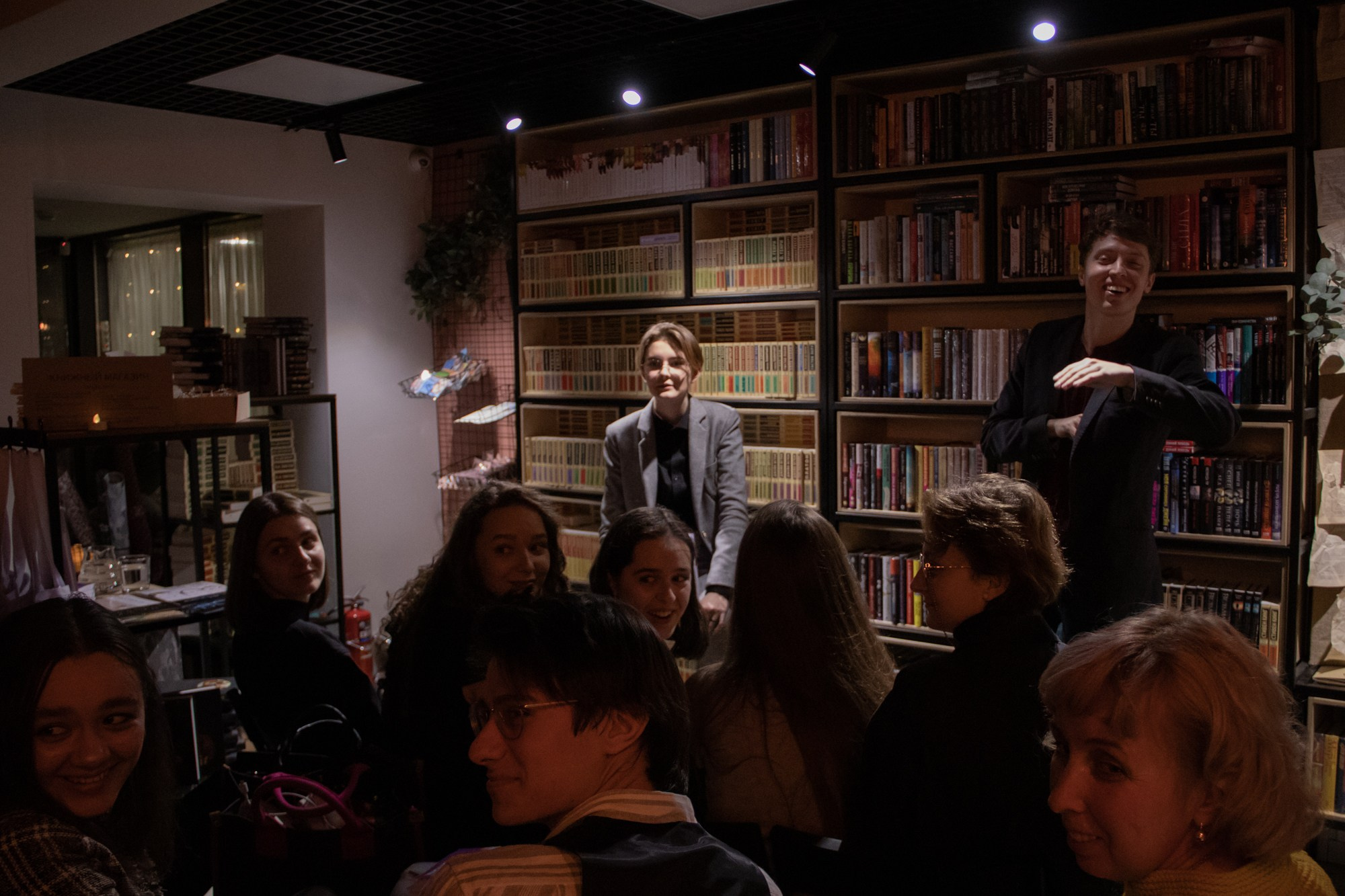 Презентация книги в кофейне «Издательство кофе». Репортажный, промышленный и маркетплейс-фотограф Дмитрий Чернат