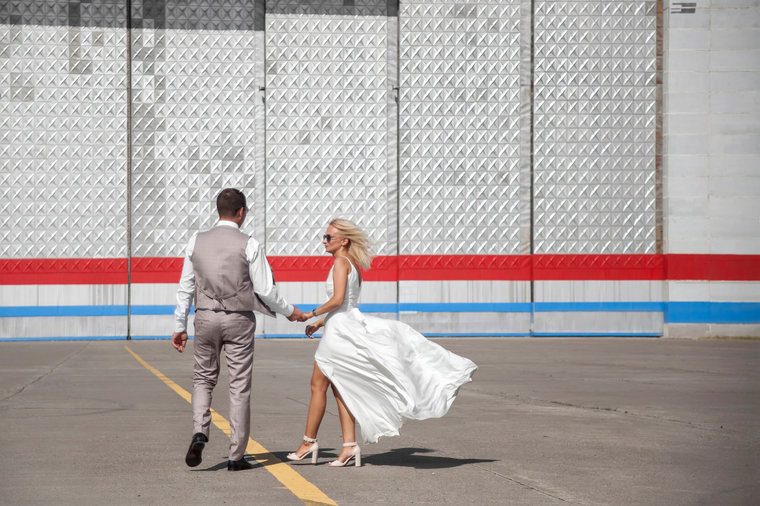 Свадебная прогулка Ульяновск. жених и невеста гуляют в ветреную погоду