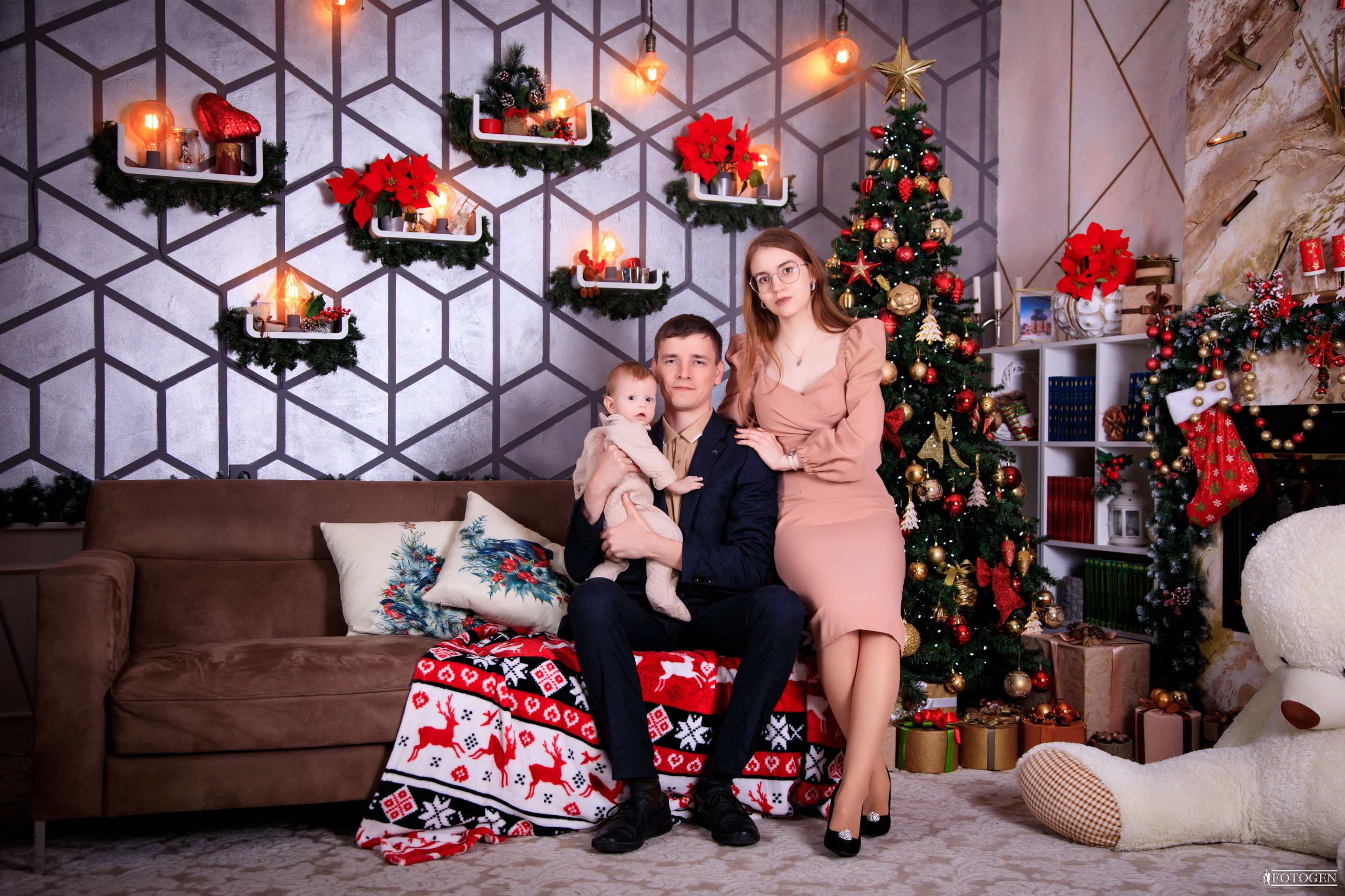 Семейная фотосессия: мама, папа и малыш | Портфолио Fotogen. Интерьерная фотостудия FOTOGEN г. Краснодар