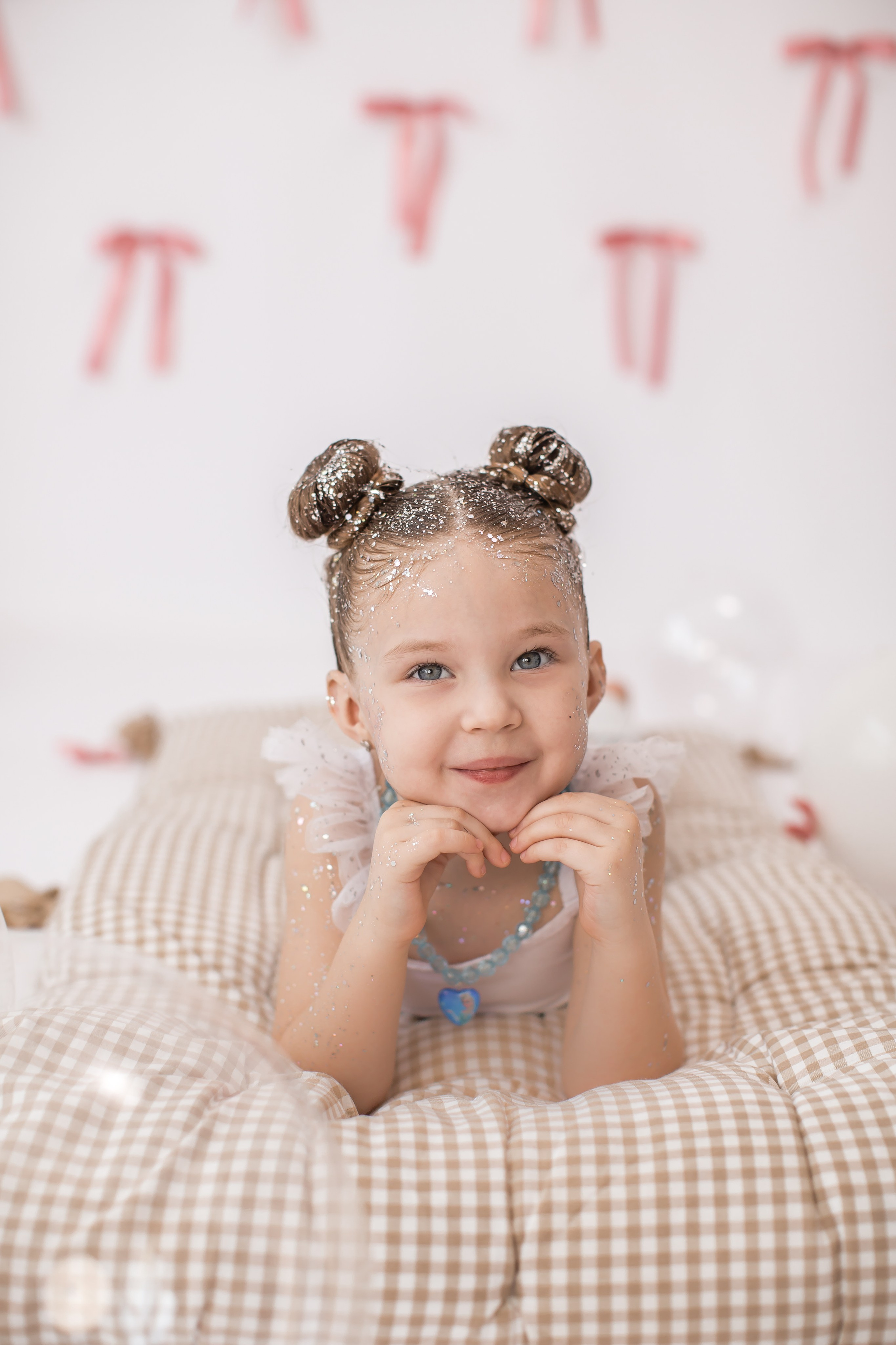 День рождение от 4 до 18 лет (на белом фоне). Детский семейный фотограф на первый годик город Новосибирск Дымова Светлана пакеты всё включено 1-3 года