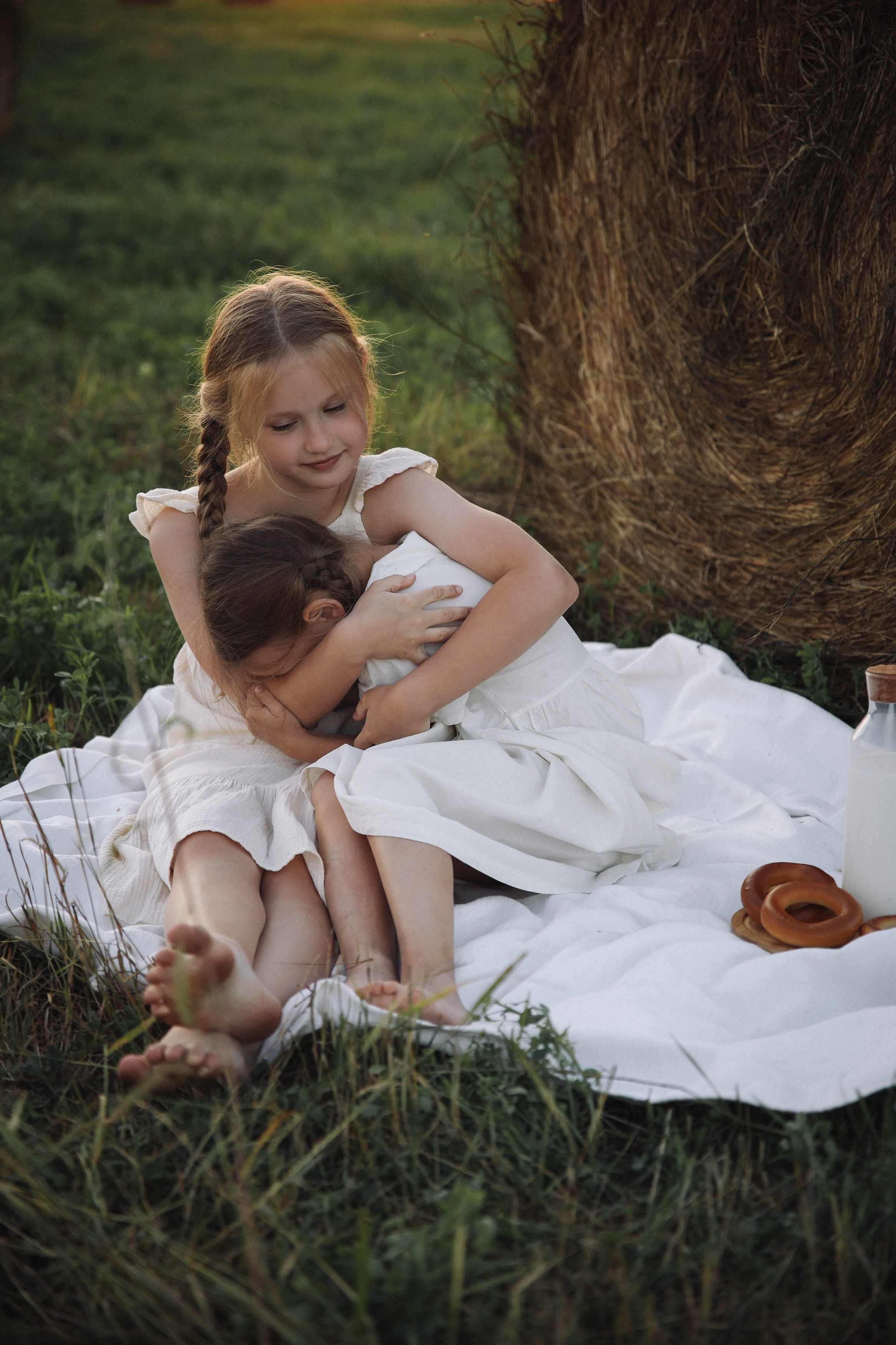 Фотосессия в поле летняя фотосессия в стогах. Фотограф Владимир Москва