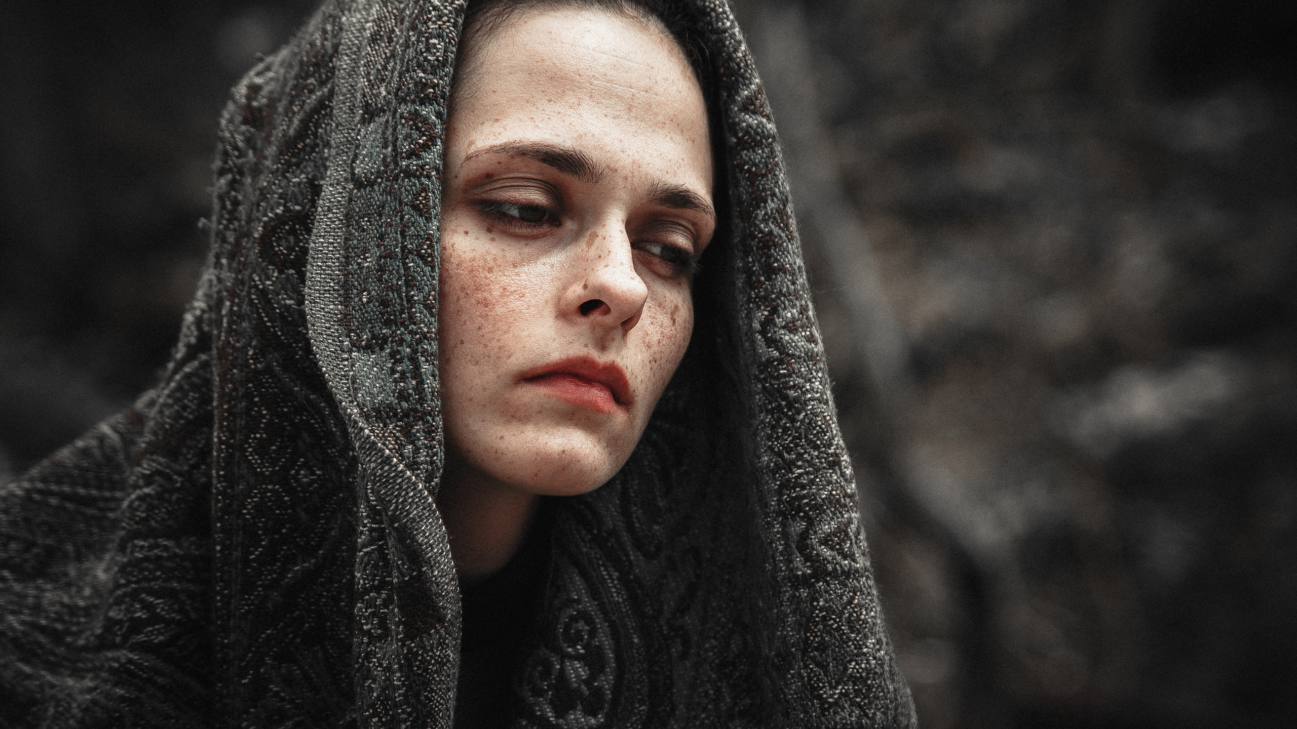 Крупный мрачный портрет