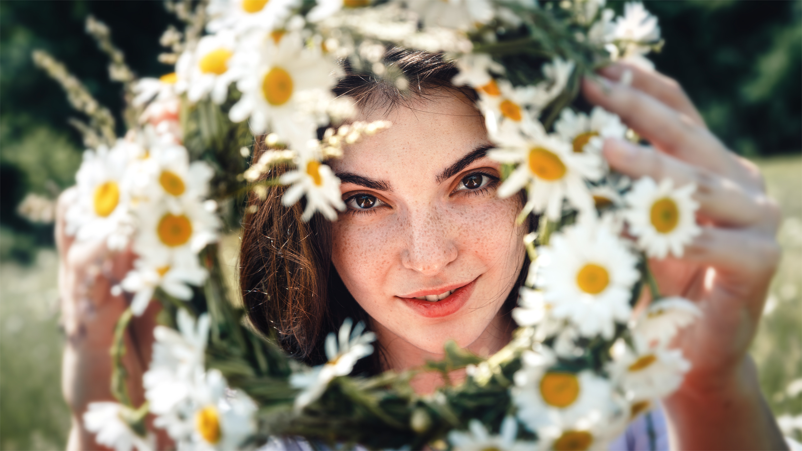 Девушка с венком цветов
