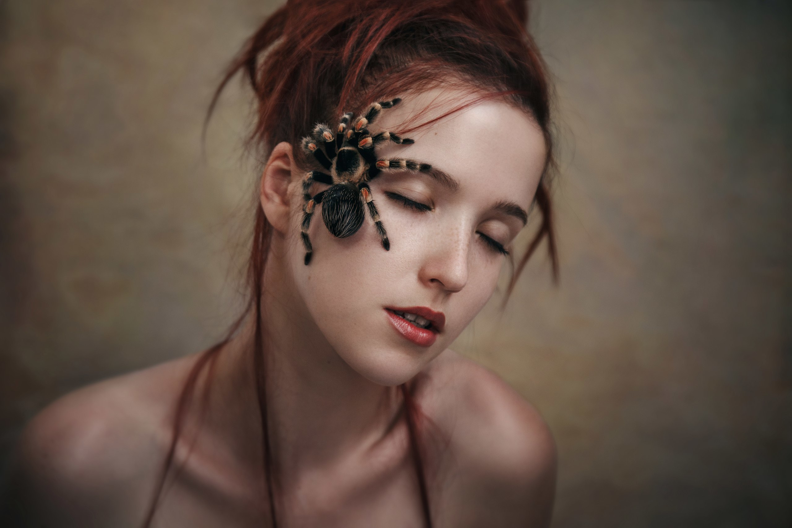 Девушка с пауком на лице