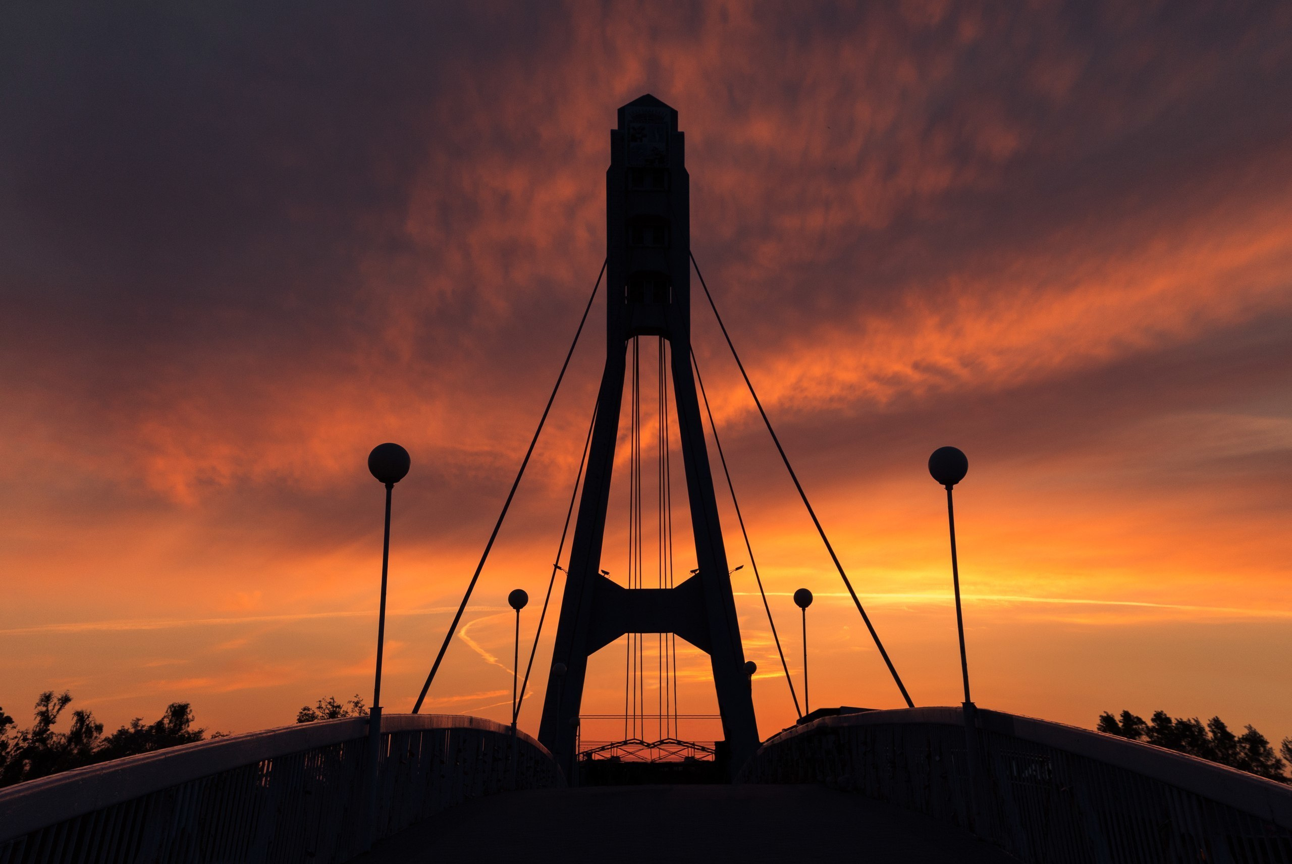 Мост поцелуев. Достопримечательности Краснодара. Россия. Фотограф Андрей Васильев. Городские контуры.