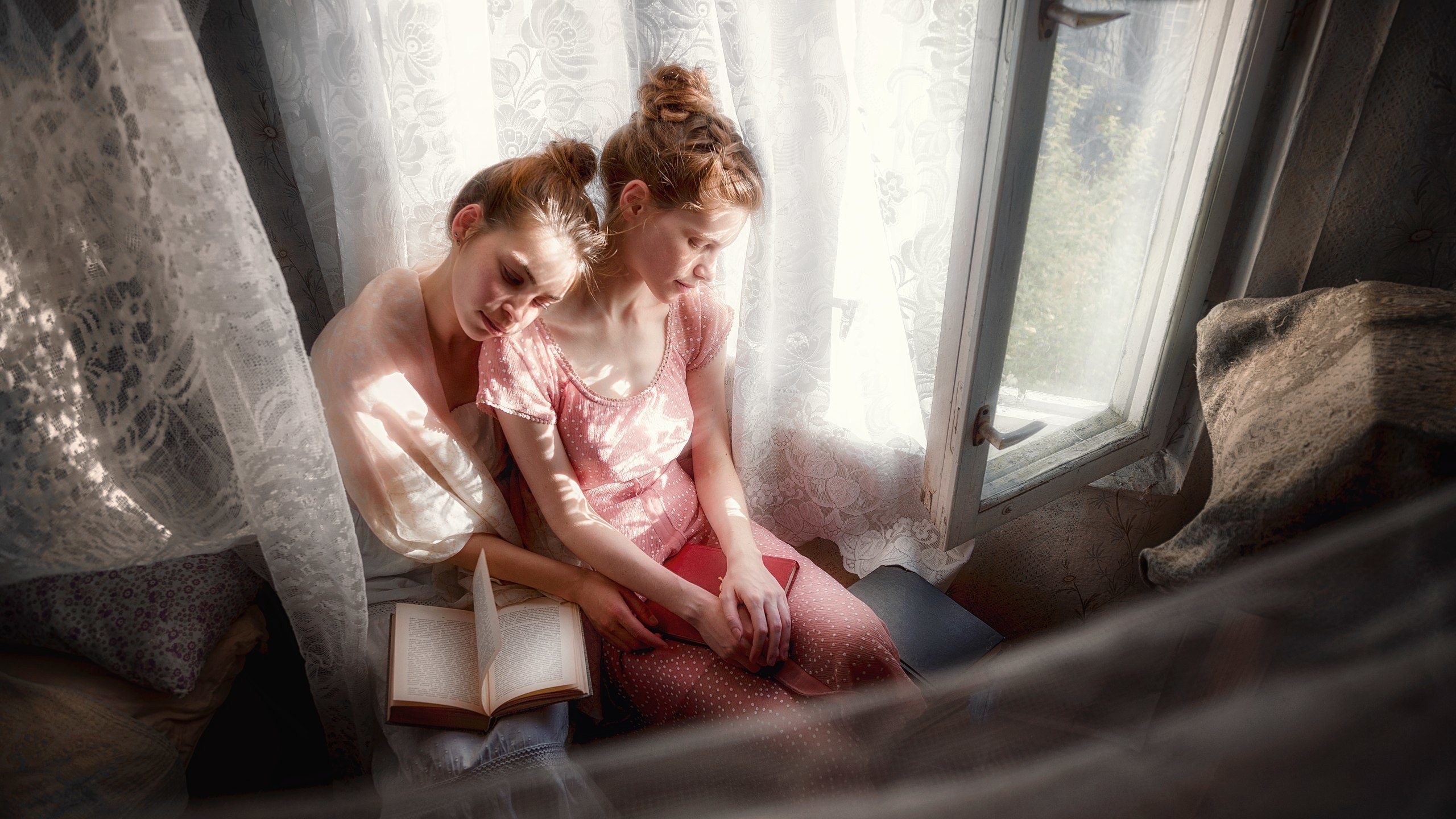 Девушки у окна