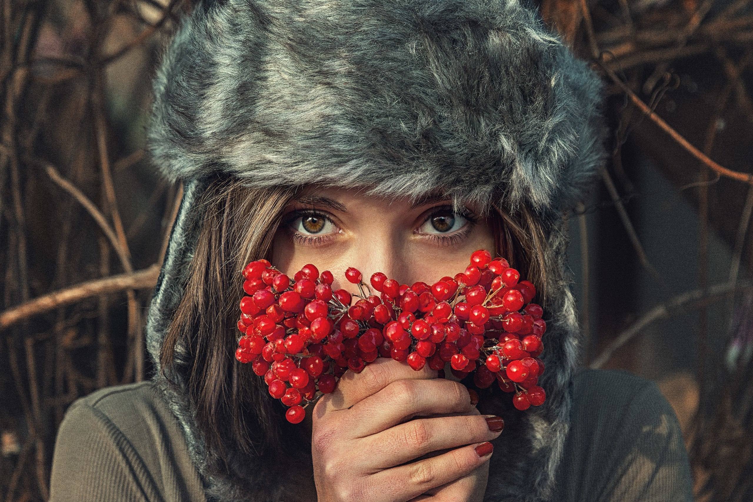 Портрет девушки с рябиной