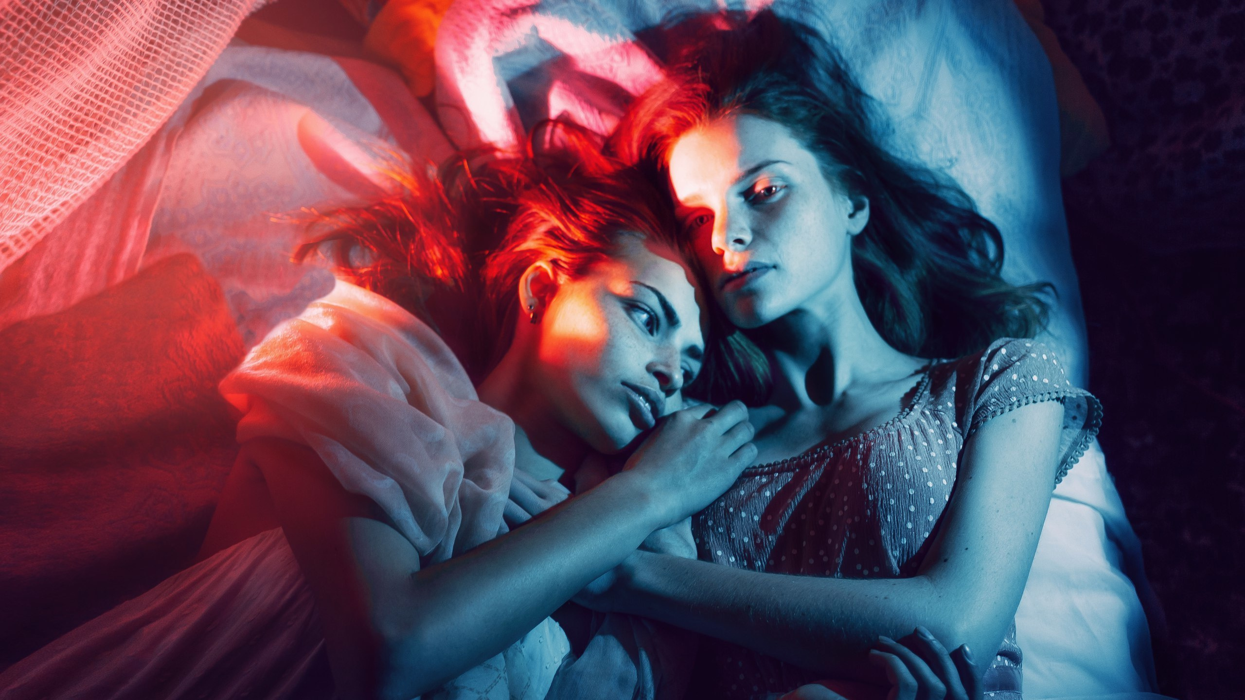 Девушки в неоновом свете