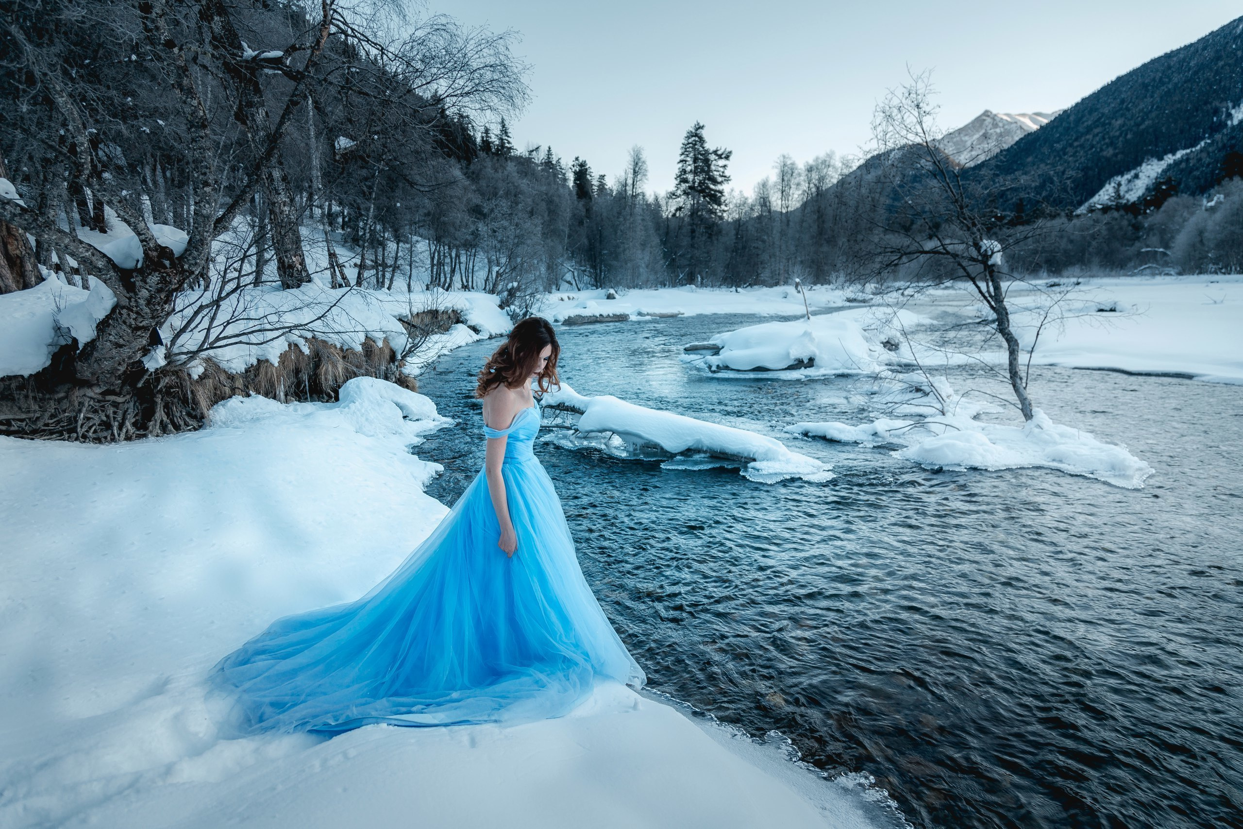 Девушка в платье на снегу