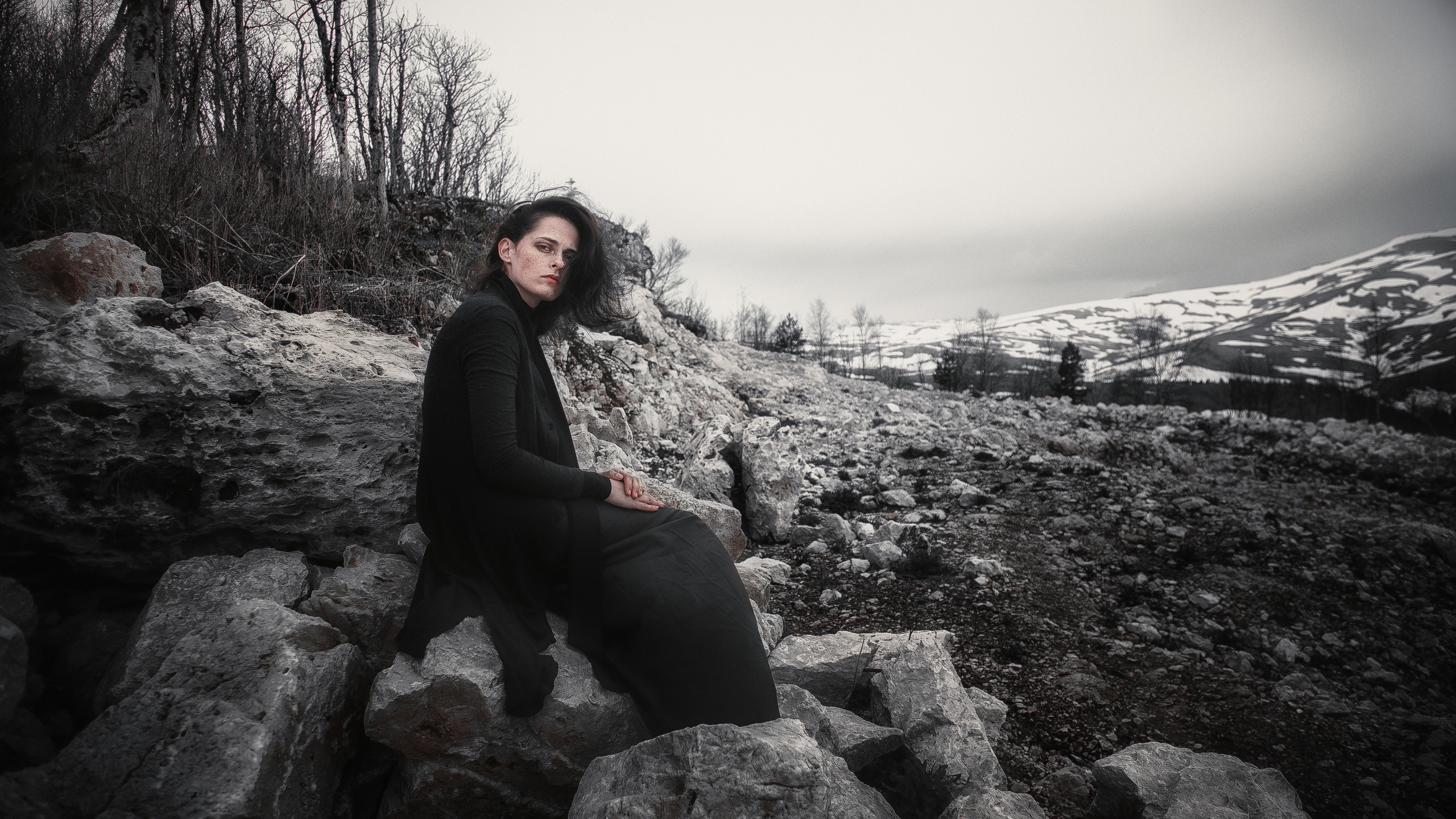 Мрачный портрет на природе